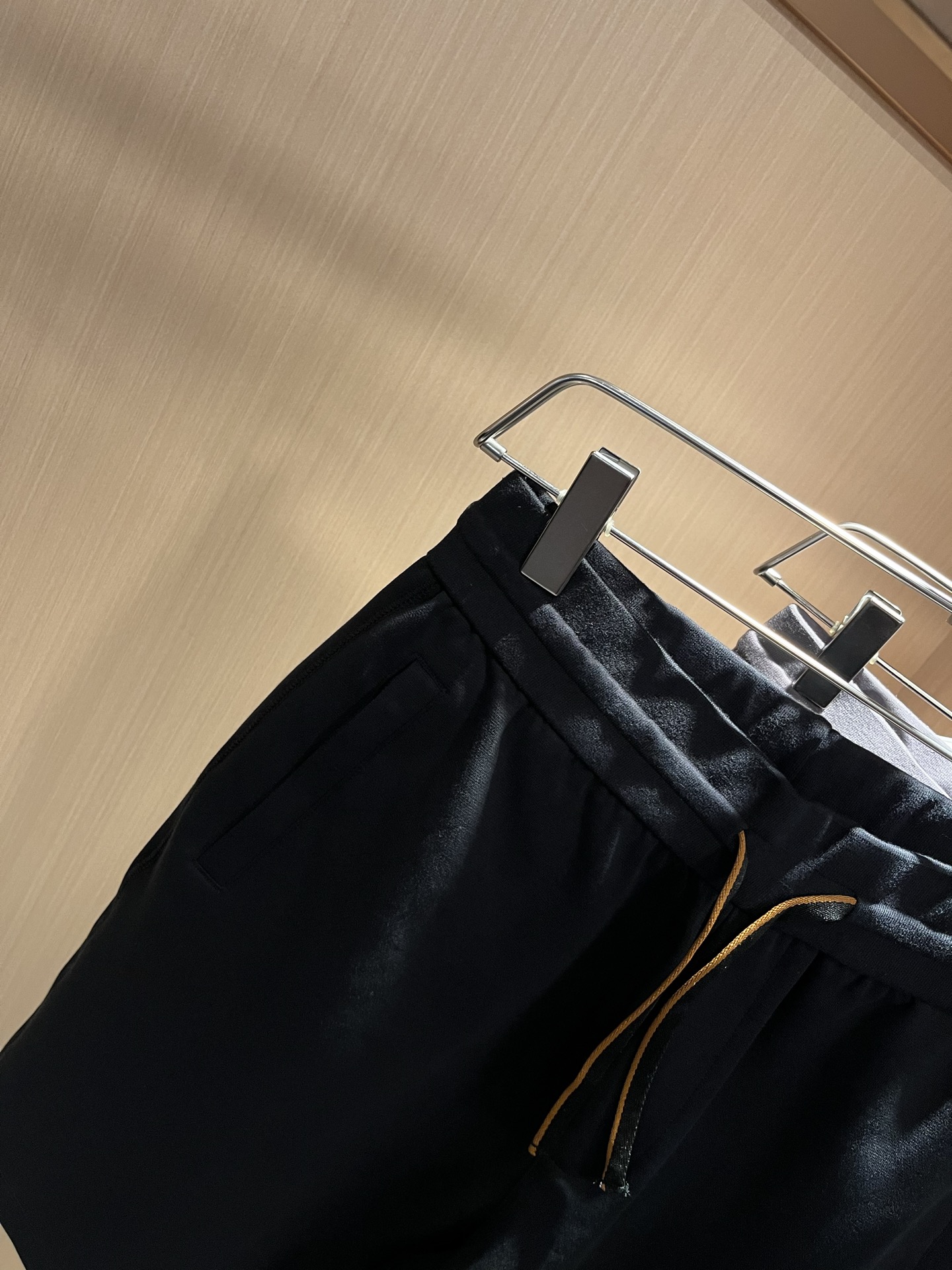  Loro Piana诺悠翩雅 2025春夏男士最新的贸易订单短裤，全品相！！网红款！裤腿采用logo图