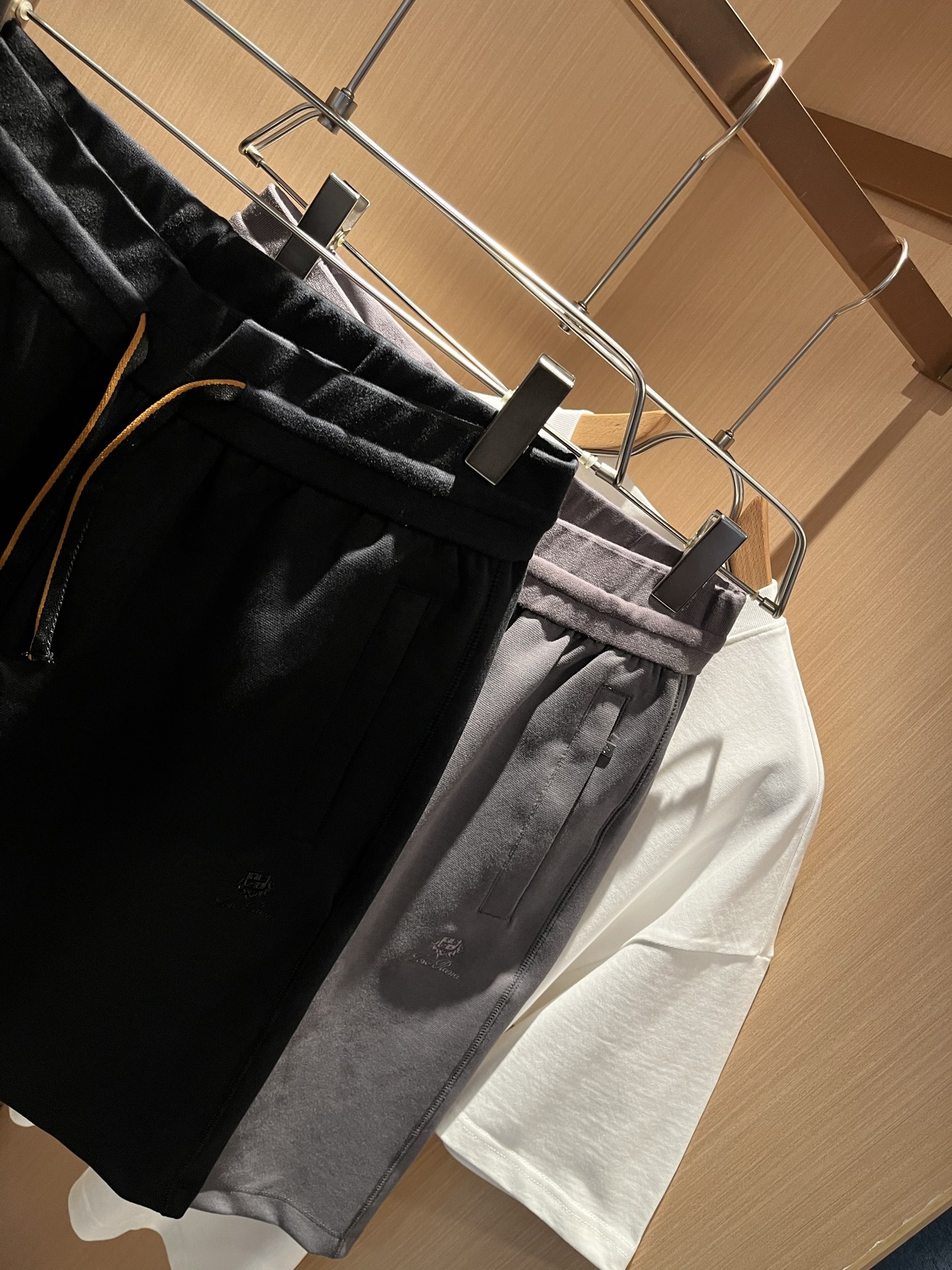  Loro Piana诺悠翩雅 2025春夏男士最新的贸易订单短裤，全品相！！网红款！裤腿采用logo图