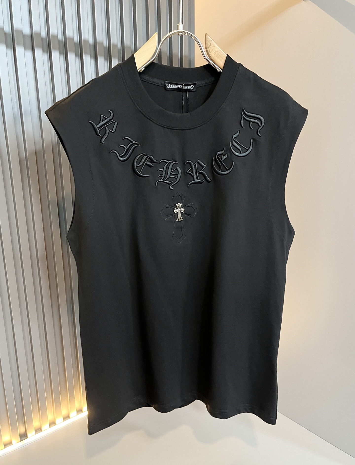 NO:451369,Chrome Hear*s 2025 spring and summer new product for men and women the same style as gram heart vest, recommended for cracked walls!  The fashionable and arrogant Chrome Hear*s is favored by the whole world. The 2025SS hits the stimulus, the classic short-sleeved T-shirt, and the chest logo embroidery design!  Full of fashionable luxury style, exuding a charming sense of art!  Large and lazy, high-end exclusive wash water pure cotton material for customer supply!  Super comfortable upper body!  Large oversized shoulder-falling!  Men and women are the same style!  Size M-2XL, chrome hearts, T-shirt, alexander wang19860909Chrome Hear*s 克*心 2025春夏新品男女同款克*心背心,墙裂推荐！时尚傲娇的Chrome Hear*s,被全世界宠幸着.2025SS引爆款,经典克*心元素断绝短袖T,胸前logo刺绣设计！充满了时尚的奢华风,散发着迷人的艺术感！宽大慵懒,客供高端专属洗水纯棉材质！上身超级舒适！大廓形大落肩！男女同款入！尺码M-2XL,,chrome hearts,T-shirt,alexander wang,Men's clothing