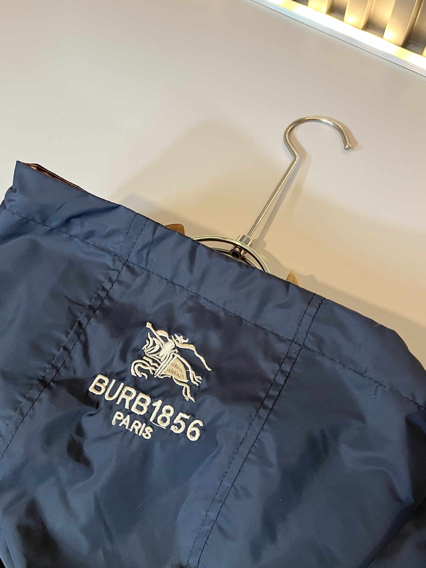 BURBER*Y巴*莉2025春夏新品夹克外套重磅来袭,最近比较火热的环保聚酯纤维记忆面料制作而成,高