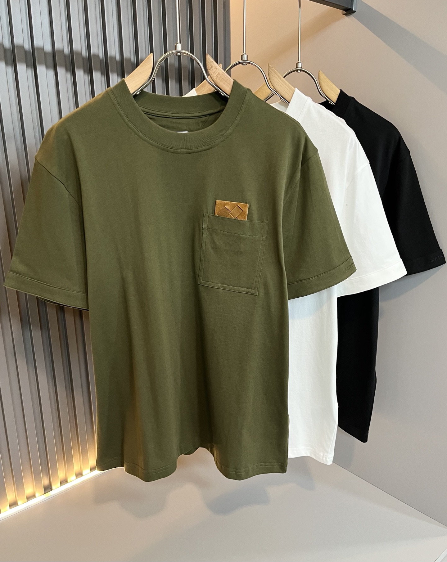 NO:440917,BottegaVene*a Bao*jia 2025 spring and summer new men's short-sleeved T-shirt, this is the most awesome solid color high-quality fabric so far this year!  !  !  Embroidery design for clothes logo pattern!  These alone are enough to beat the ordinary styles on the market. BV is really going to be fully powered this year!  Botte**Veneta 2025 Spring and Summer Series, orders from Taiwan trading companies, and available in Hong Kong Lane Crawford. The unique design style is simple and elegant. Nowadays, only the original single trading company dares to make many colors that match the counter to meet all the matching needs of men!  !  The details are in place and are reflected in the natural light. You can see this at a glance and instantly improve the texture of the clothes. And the fabric of this clothes took 6 months!  !  !  Size M-3XL, bottega veneta, bottega veneta, T-shirt,tees, t-shirt,alexander wang19860909BottegaVene*a宝*嘉 2025春夏新款男士短袖T恤,这是今年目前为止最牛批的一款纯色高品质面料！！！衣身logo图案刺绣设计！光是这些就足够吊打市面上那些一般的款式了,BV今年是真的要火力全开了！Botte**Veneta 2025春夏系列,来自台湾贸易公司的订单,香港连卡佛也有售.独特的设计风格简约大气,这年头也只有原单贸易公司才敢做出足以匹敌专柜的诸多颜色来,满足一切男士的搭配需求！！细节到位自然光下体现的淋漓尽致.这个您入手一目了然,瞬间提升了衣服的质感.并且此款衣服面料,耗时6个月！！！尺码 M-3XL,,bottega veneta,bottega veneta,T-shirt,tees，t-shirt,alexander wang,Men's clothing