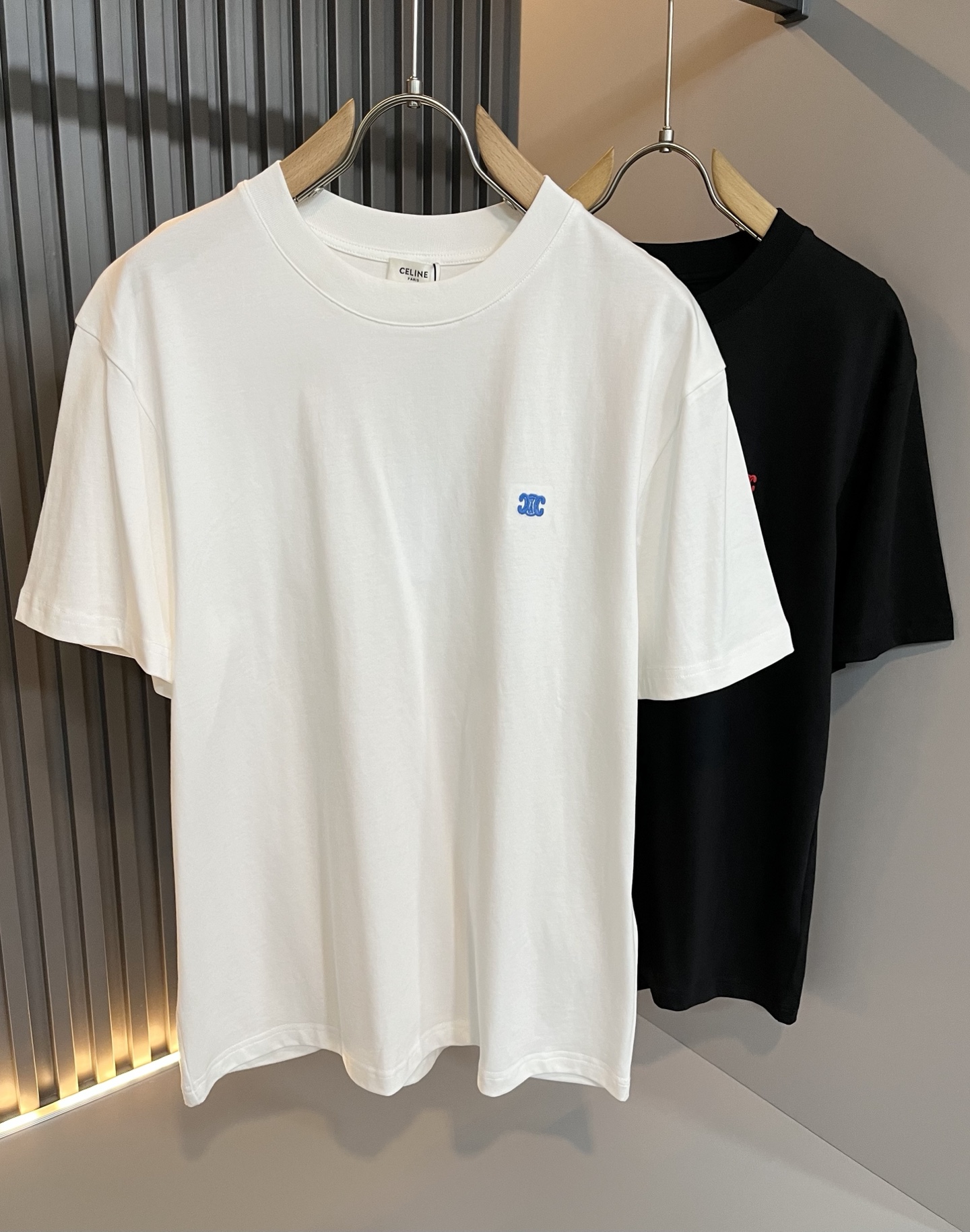 NO:440887,CELIN*Serin 2025 spring and summer new fashionable casual round neck short-sleeved T-shirt, classic couple short-sleeved T-shirt for men and women!  Trading companies have sparse channels and are released on the official website at the same time!  25-year-old fashion new styles are recommended. CE, which is increasingly bursting into new young forces, is indeed exciting to keep the classics while constantly integrating younger elements!  This short Tee, which is newly released in early spring, has a classic logo embroidery design on the chest!  The contrasting collar design with simple and high-end colors is enough to highlight a brand new theme, and the style setting that takes into account both retro and fashionable can cope with all kinds of temperament styles!  The logo has clear three-dimensional details, highlighting the perfect quality and texture!  Customer-supplied custom-woven cotton fabrics, and they are super white in color. Everyone should hurry up and take them away!  Size M-3XL, celine, T-shirt,tees, t-shirt,alexander wang19860909CELIN*瑟琳 2025春夏新款时尚休闲圆领短袖T恤,经典男女同款情侣短袖T恤衫！贸易公司渠道稀出,同步官网发售！25年早春时尚新款推荐,越来越向年轻新势力迸发的CE,除了保留经典的同时,不断融入年轻化元素,确实令人期待！这款早春最新发售的短Tee,胸前经典Logo刺绣工艺设计！搭色简约而又不失高级感的撞色领口设计,足以凸显出全新的主题,复古与时髦兼顾的风格设定,可以应对各种气质范儿穿搭！logo清晰立体的细节,凸显完美的品相与质感！客供定织全棉面料,并且超级显白配色,各位抓紧时间带走吧！尺码M-3XL,,celine,T-shirt,tees，t-shirt,alexander wang,Men's clothing