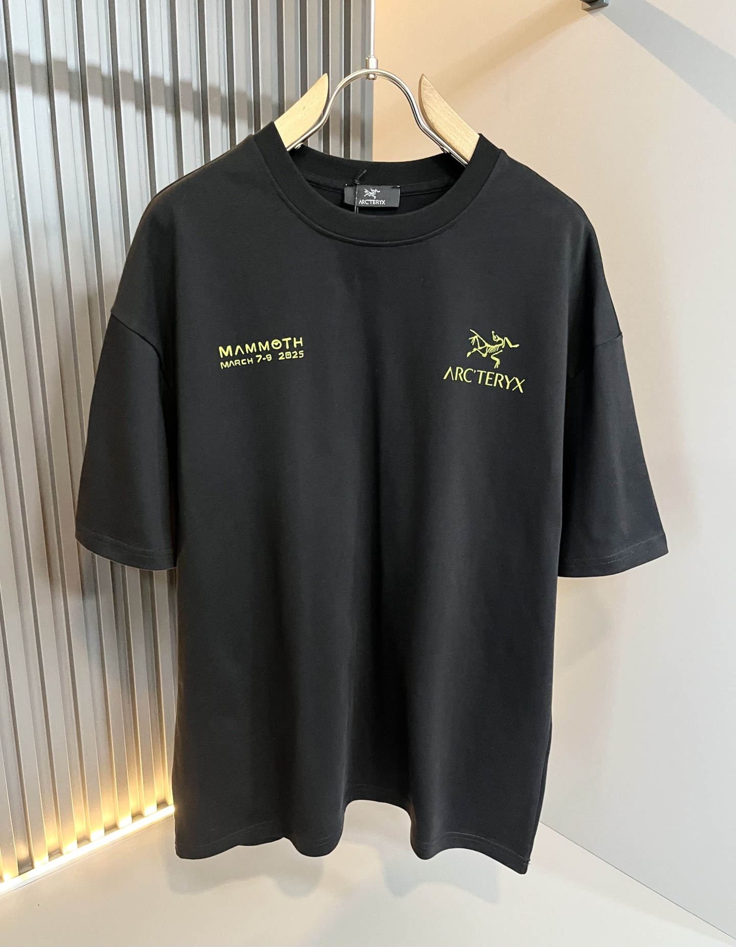 NO:440881,ARCTER*X Original Archaeological Bird 2025 spring and summer new casual set, outdoor brands may first think of Canadian goose and Archaeological Bird. It gives people a feeling of trying out the label!  In addition to being quite accomplished in style design, the most obvious or most expert should be to have deeper and unique insights and attainments in fabrics. Through continuous structural research and problem-solving, and characterized by unique research on fabrics, these alone are enough to support it to become the first new logo brand image in the clothing manufacturing industry. This model is made of quick-drying fabric!  Through precision, the hand feels smooth and soft, and both has natural beauty and comfort. The large body style is cut cleanly and cleanly, and the fabric shows a different hazy structural beauty. It is made of exclusive mold customization. The fabric and its technology test the workers, can be smooth and smooth without wrinkles!  Glue-pressing design for body logo pattern!  It really tests the handmade work of every master!  It makes the overall clean and neat, without leaving any thread. Now the neutrality that pursues life is more refined in life!  Size M-2XL, arc'teryx,alexander wang19860909ARCTER*X始*祖鸟 2025春夏新款休闲套装,户外品牌可能大家第一想到的就是加拿大鹅、始祖鸟.给人一种标签试的感觉！除了在款式设计上颇有造诣之外,最明显或者说最为拿手的,应该就是在面料上的拥有更深独特见解跟造诣了.通过不断地结构研究和问题处理,在以面料独特研究为特征,仅凭这些就已经足以支撑其成为服装制造行业中,首屈可数的新标志品牌形象.此款采用速干面料材质！通过精工手感细滑柔软,同时兼具自然美感跟舒适度.大身上版型裁剪简洁干净,面料上显现出了不一样朦胧的结构性美感来.独家开模定制而成,面料及其考验工人的技术,能做到平整服帖又不起皱！衣身logo图案压胶设计！真的是很考验每位师傅的手工制作！使得整体干净利索,不留一丝线头.现在对于生活有所追求的中性也在生活中更为精致！尺码M-2XL,arc'teryx,alexander wang,Men's clothing