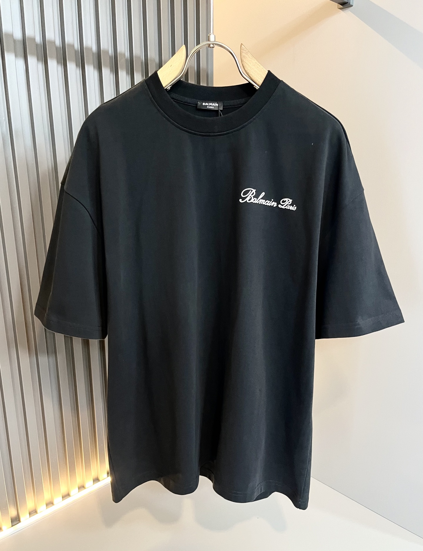 NO:440911,BALM*IN Balmain 2025 spring and summer new casual suit, a 'mile mark' in men's mind, the 'leading' of the motorcycle kingdom, the top fashion brand all over the world. It is very alternative, and in the fashion ranking, I always feel that it is invincible in the world. Balmain! Balm*in flocking round neck short-sleeved T-shirt One of the classic and excellent items, the logo print design on the chest!  The elements are still so simple, atmospheric and luxurious. No matter how you match it with any type of pants, it is the least outdated choice! The French Dormeuil worsted cotton fabric is used, which maximizes the outline of the cutting design. The comfortable feel and the design are simple and clear. The flocking color is soft and bright, and the feel is smooth and detailed. The simple material achieves a charming effect!  Size M-2XL, balmain, balmain, T-shirt, alexander wang19860909BALM*IN 巴尔曼 2025春夏新款休闲套装,男人心目中的“里程碑”机车王国的“佼佼者”遍布世界的顶级时装品牌.它很另类,在时装的排名中我总觉得它天下无敌的感觉 巴尔曼!Balm*in 植绒圆领短袖Ｔ恤 经典绝佳的单品之一,胸前logo印花设计！元素依旧那么简单大气奢华.无论搭配任何类型裤装它都是最不落伍的选择!选用了法国Dormeuil精纺棉面料, 让其裁剪设计的轮廓感得到了最大的体现.舒适的手感和亲设计简单明了 植绒色泽柔和光亮,手感平滑细致.让简单的材质达到魅力四射的效果！尺码M-2XL,,balmain,balmain,T-shirt,alexander wang,Men's clothing