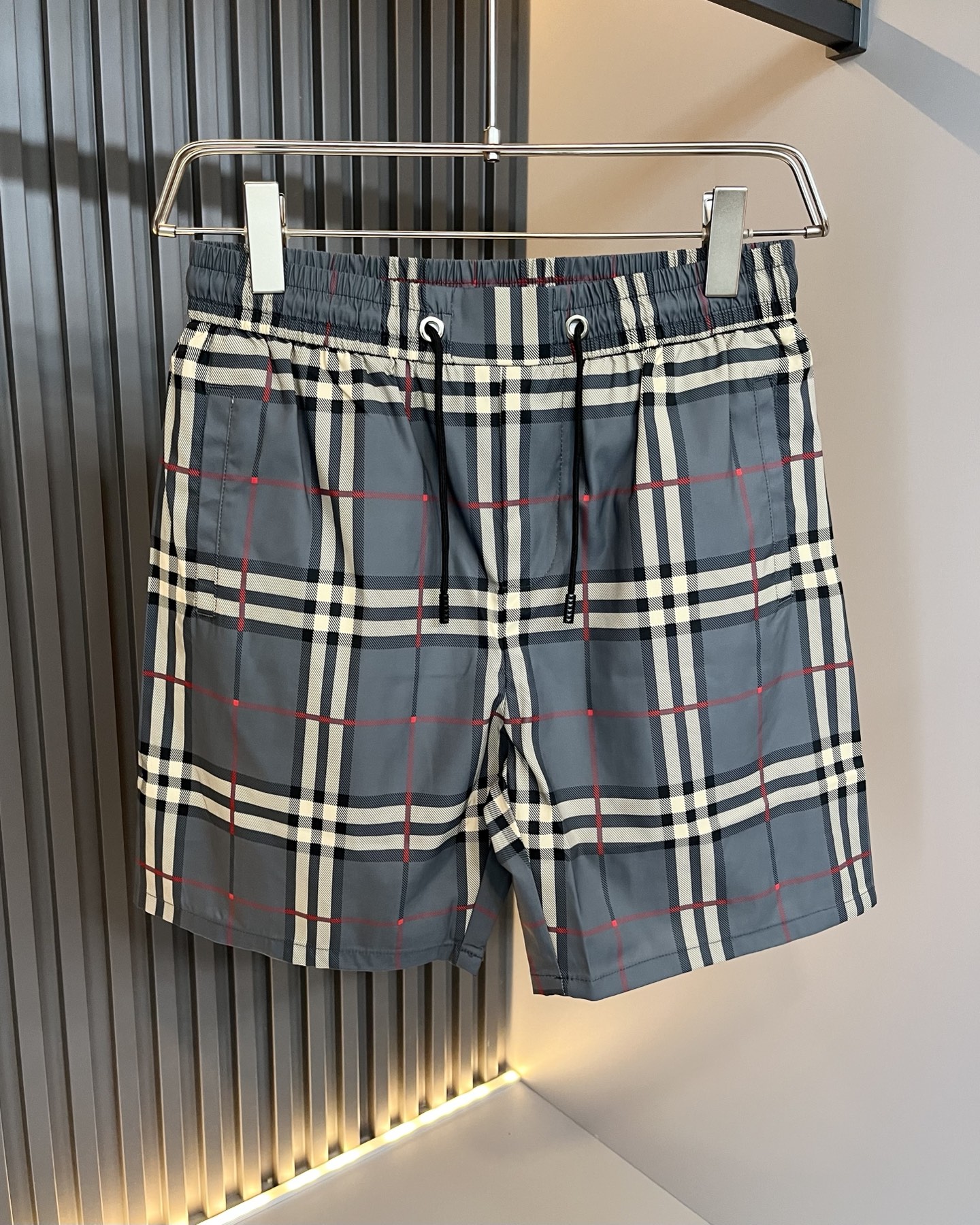 NO:442869,BURBER*Y Ba*li 2025 spring and summer new casual versatile men and women's same casual shorts!  Trading companies have sparse channels and are released on the official website at the same time!  Plaid logo pattern design!  This T-shirt is made of imported polyester fiber material. The materials used by B are still unscrupulous. It is very suitable for wearing in summer. It is skin-friendly and breathable, giving you the most comfortable and comfortable wearing experience!  Very textured and breathable, with a loose basic style cut, perfect for daily casual wear, so hurry up and buy it!  Size M-3XL, Burberry, shorts, tees, t-shirt, alexander wang19860909BURBER*Y巴*莉 2025春夏新款休闲百搭男女同款休闲短裤！贸易公司渠道稀出,同步官网发售！格子标识图案设计！此款T恤衫甄选客供进口聚酯纤维材质制作而成,B家的用料上依然是无法挑剔的,非常适合夏日里穿着,亲肤透气、给你最极致舒爽的穿着体验！ 非常有质感透气,基础宽松版型裁剪,日常休闲着穿的完美之选,还不赶紧入手！尺码M-3XL,,burberry,shorts,tees，t-shirt,alexander wang,Men's clothing