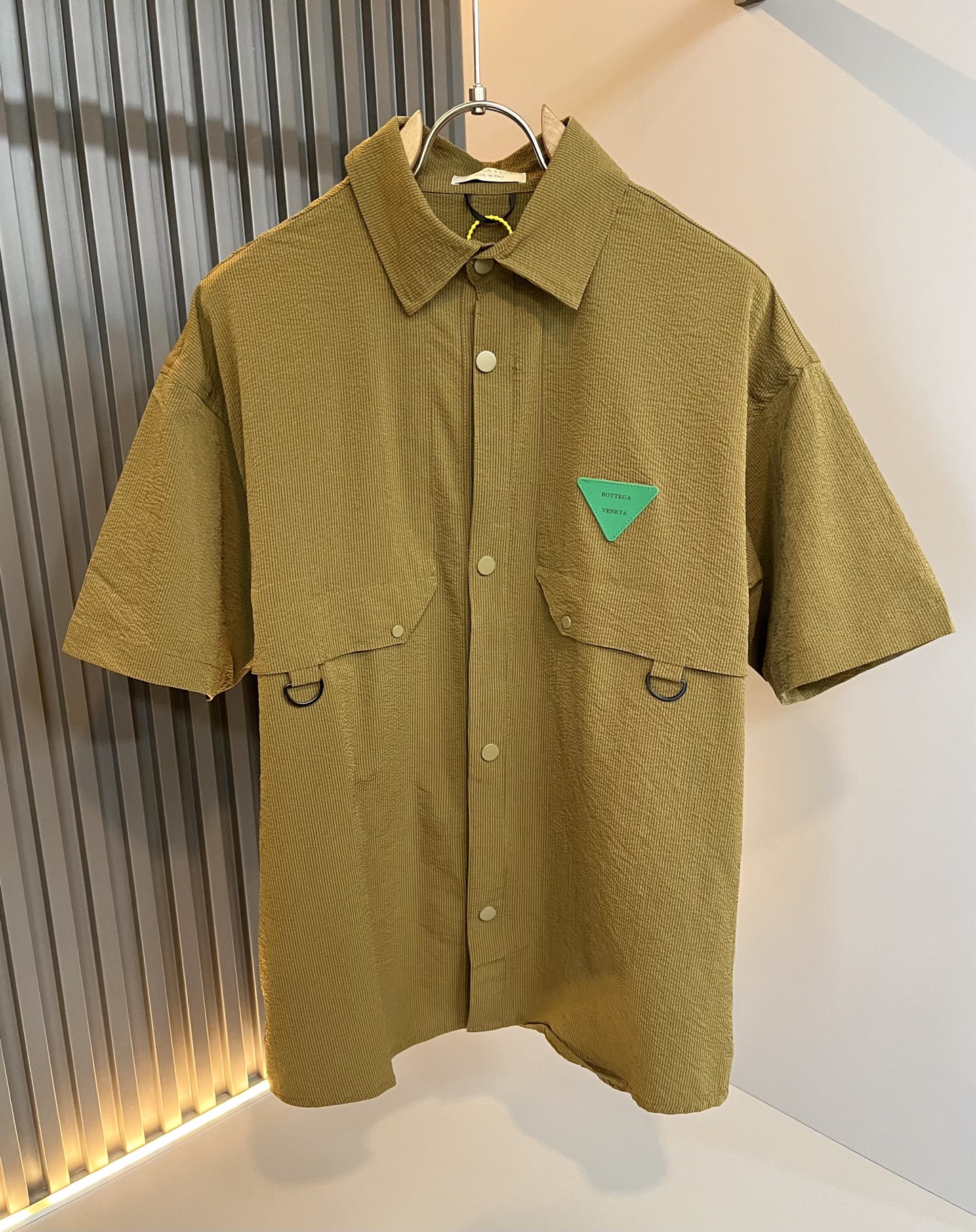 NO:440899,Botte*aVene*te Baodian 2025 Spring and Summer Men's Casual Set, Perfect Quality, Versatile and Wearable Style!  The orders, craftsmanship and quality of high-end trading companies are all first-class in three-dimensional tailoring, and the upper body is stylish. Such fashionable items are indispensable in the wardrobe. Simple and atmospheric jackets are not picky about age and figure, and the comfort is also greatly improved. The smooth and soft feel is light and handsome, and it is easy to control. A jacket with extremely high street rate is invincible and versatile. Full of fashion sense, must be included. Size M-4XL, bottega veneta, jackets & coats, alexander wang19860909Botte*aVene*te葆碟家2025春夏男士休闲套装,完美品相,百搭的实穿款！高端贸易公司订单,工艺和品质,立体剪裁都一流棒,上身有型,这样时尚的单品属于衣橱不可或缺的.简洁大气颜值高的外套,不挑年龄身材,舒适度也提升很多,光滑软软的手感,上身轻盈又帅气十足,轻松驾驭.出街率极高一款外套 无敌百搭.时尚感满满,必入.尺码M-4XL,,bottega veneta,jackets & coats,alexander wang,Men's clothing