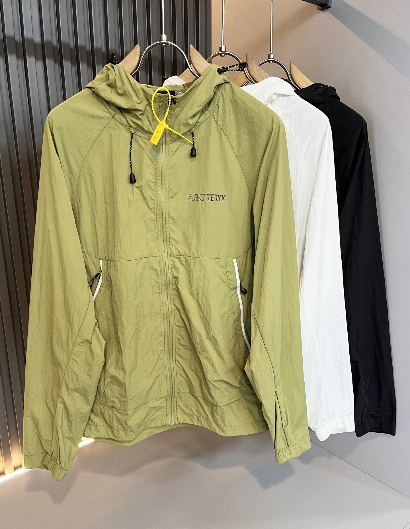 NO:440904,ARCTER*X Original Archaeological Bird 2025 spring and summer new sunscreen jacket for men and women, outdoor brands may first think of Canadian goose and Archaeological Bird. It gives people a feeling of trying out the label!  In addition to being quite accomplished in style design, the most obvious or most expert should be to have deeper and unique insights and attainments in fabrics. Through continuous structural research and problem-solving, and characterized by unique research on fabrics, these alone are enough to support it to become the first new logo brand image in the clothing manufacturing industry. This model is made of quick-drying fabric!  Through precision, the hand feels smooth and soft, and both has natural beauty and comfort. The large body style is cut cleanly and cleanly, and the fabric shows a different hazy structural beauty. It is made of exclusive mold customization. The fabric and its technology test the workers, can be smooth and smooth without wrinkles!  Chest logo pattern glue-press design!  It really tests the handmade work of every master!  It makes the overall clean and neat, without leaving any thread. Now the neutrality that pursues life is more refined in life!  Size L-5XL, arc'teryx,jackets & coats,jackets & coats,alexander wang19860909ARCTER*X始*祖鸟 2025春夏新款男女同款防晒衣夹克外套,户外品牌可能大家第一想到的就是加拿大鹅、始祖鸟.给人一种标签试的感觉！除了在款式设计上颇有造诣之外,最明显或者说最为拿手的,应该就是在面料上的拥有更深独特见解跟造诣了.通过不断地结构研究和问题处理,在以面料独特研究为特征,仅凭这些就已经足以支撑其成为服装制造行业中,首屈可数的新标志品牌形象.此款采用速干面料材质！通过精工手感细滑柔软,同时兼具自然美感跟舒适度.大身上版型裁剪简洁干净,面料上显现出了不一样朦胧的结构性美感来.独家开模定制而成,面料及其考验工人的技术,能做到平整服帖又不起皱！胸前logo图案压胶设计！真的是很考验每位师傅的手工制作！使得整体干净利索,不留一丝线头.现在对于生活有所追求的中性也在生活中更为精致！尺码L-5XL,arc'teryx,jackets & coats,jackets & coats,alexander wang,Men's clothing