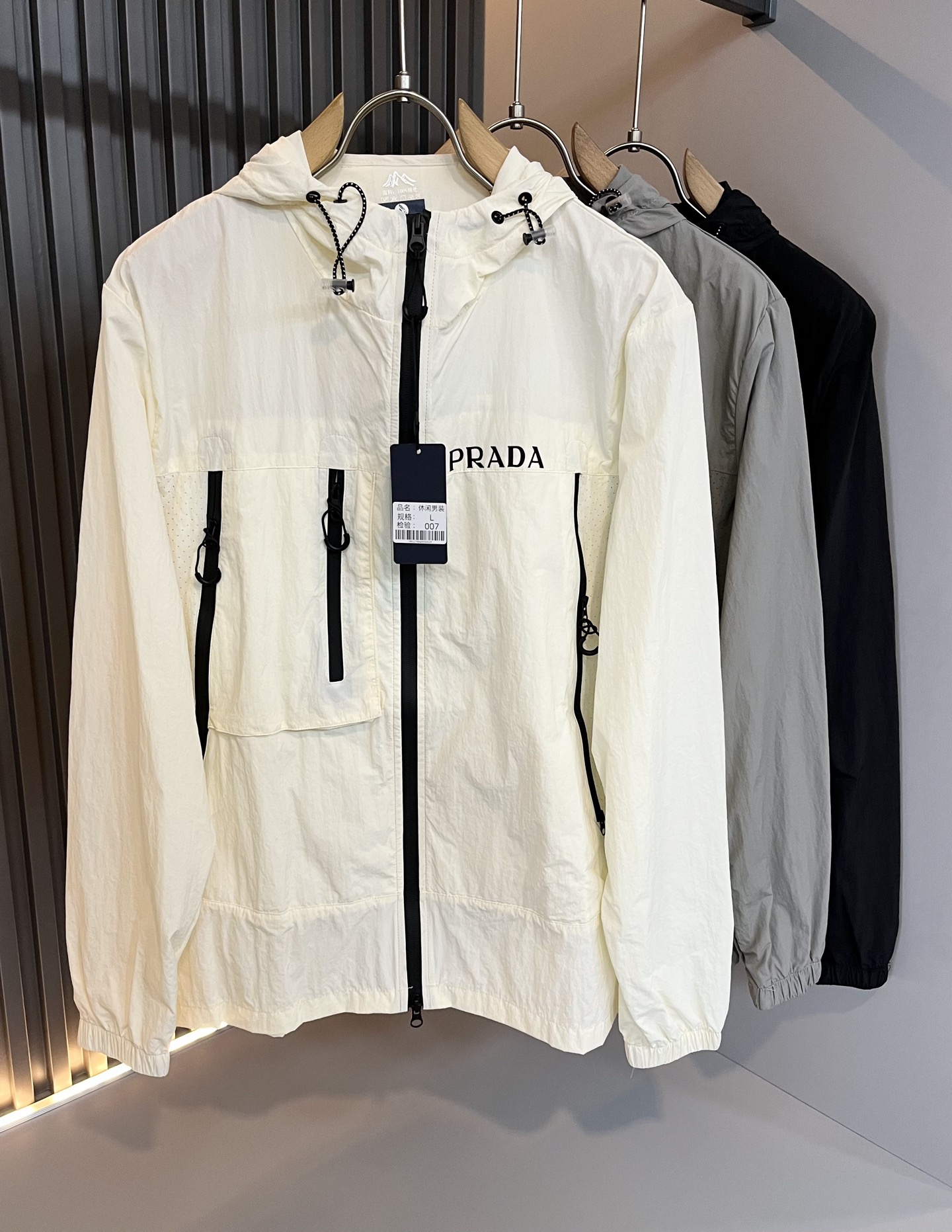 NO:440923,PRAD*A 2025 spring and summer casual sun protection jacket jacket, the latest fashionable casual zipper jacket, fashionable jacket! Trading company channels are rare and it is released on the official website. The most anticipated high-quality products of the male god are coming, making you feel what it means to be truly high and luxurious! This jacket is made of light and thin technical fabrics specially customized by P home. The surface is neat and smooth and shiny, and the texture is obvious through the screen. The upper body is comfortable, light and not stuffy. Sun protection and wind protection give you the most enjoyable wearing experience!  Exquisite logo pattern glue pressing design!  Perfectly enhance the overall sense of luxury and class, and you can get a high-end luxury atmosphere at a glance! Basic regular jacket style cut, versatile and simple upper body, not picky, easy to deal with various occasions and environments, is undoubtedly a must-have item for daily commuting! Size M~4XL, prada, jackets & coats, jackets & coats, alexander wang19860909PRAD*A普*达2025春夏休闲防晒衣夹克外套,最新时尚休闲拉链夹克,时尚夹克外套!贸易公司渠道稀出,同步官网发售,男神最为期待的精品狠货重磅来袭,让你感受到什么叫真正的高奢有内涵!此款夹克外套选用了P家专业定制的轻薄科技面料制成,表面整洁光滑且富有光泽,质感透过屏幕都显而易 见,上身舒适轻盈不闷热, 防晒防风给你最为享受的穿着体验！精致logo图案压胶设计！完美提升了整体的奢华档次感,一眼就能Get到的高端奢华气息!基础常规的夹克版型裁剪,上身百搭简约不挑人,轻松应对各种场合与环境,属于日常通勤必备的臻品无疑!尺码M～4XL,,prada,jackets & coats,jackets & coats,alexander wang,Men's clothing