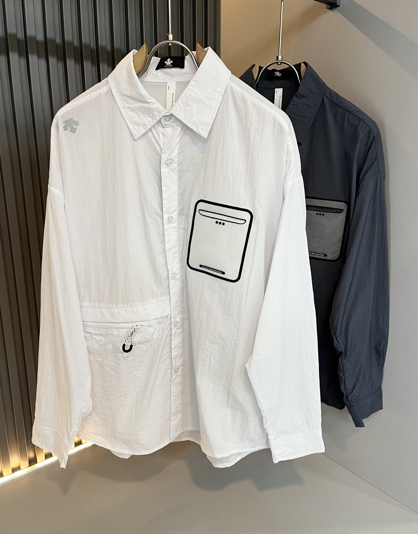 NO:442853,Desante DESCENTE 2025 spring and summer new men's and lesbian shirts, a professional sports brand since 1935. For more than 80 years, it has always adhered to the 'Design That Moves' with the spirit of design-driven sports, integrating innovative technology with design aesthetics, and creating high-quality sports equipment in multiple professional fields such as skiing, golf, and triathlon!  The latest design elements of the brand!  In addition to being quite accomplished in style design, the most obvious or most expert should be to have deeper and unique insights and attainments in fabrics. Through continuous structural research and problem-solving, and characterized by unique research on fabrics, these alone are enough to support it to become the first new logo brand image in the clothing manufacturing industry. This model is made of quick-drying fabric!  Through precision, the hand feels smooth and soft, and both has natural beauty and comfort. The large body style is cut cleanly and cleanly, and the fabric shows a different hazy structural beauty. It is made of exclusive mold customization. The fabric and its technology test the workers, can be smooth and smooth without wrinkles!  Glue-pressing design for body logo pattern!  It really tests the handmade work of every master!  It makes the overall clean and neat, without leaving any thread. Now the neutrality that pursues life is more refined in life!  Size L-5XL, alexander wang19860909迪桑特DESCENTE 2025春夏新款男女同款衬衣,自1935年荣耀至今的专业运动品牌.80余年来,始终坚持“Design That Moves” 以设计驱动运动的精神,将创新科技与设计美学相融合,在滑雪、高尔夫、铁人三项等多个专业领域,打造高品质的运动装备！品牌最新设计元素！除了在款式设计上颇有造诣之外,最明显或者说最为拿手的,应该就是在面料上的拥有更深独特见解跟造诣了.通过不断地结构研究和问题处理,在以面料独特研究为特征,仅凭这些就已经足以支撑其成为服装制造行业中,首屈可数的新标志品牌形象.此款采用速干面料材质！通过精工手感细滑柔软,同时兼具自然美感跟舒适度.大身上版型裁剪简洁干净,面料上显现出了不一样朦胧的结构性美感来.独家开模定制而成,面料及其考验工人的技术,能做到平整服帖又不起皱！衣身logo图案压胶设计！真的是很考验每位师傅的手工制作！使得整体干净利索,不留一丝线头.现在对于生活有所追求的中性也在生活中更为精致！尺码L-5XL,,alexander wang,Men's clothing