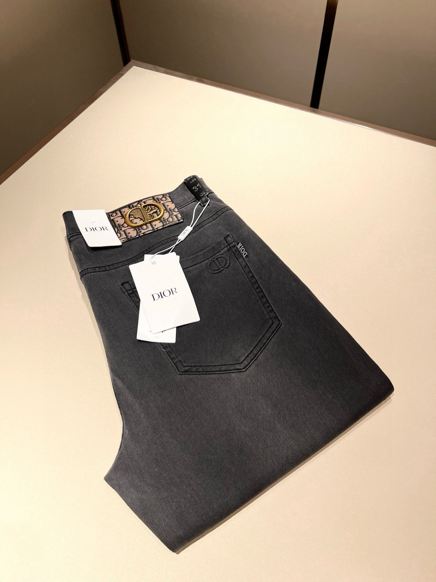 NO:440929,Dio*r Dijia 2025 spring and summer men's washing small straight jeans!  Trading company channel is awesome, with excellent quality, versatile versatile pants king in the fashion circle, European and American street photography mid-to-high frequency wear demonstration, leather waist brand logo design!  And it is a must-have item for luxury brands every season!  Very pure and minimalist design tone!  Adhering to the D family's consistent fashion proposition, it is quite eye-catching, and it demonstrates its ingenious craftsmanship and strongly posits its brand identity!  Customized Italian tannin fabrics are invincible in texture and have a charm, perfect style and tailoring, and excellent slimming effect. They can sweep the wardrobe and match any top set. They are widely compatible and casual, with full upper body shapes and invincible fashionable and versatile!  Size 29 -40,dior,dior,dior,jeans,alexander wang19860909Dio*r 迪家 2025春夏男士水洗小直筒牛仔裤！贸易公司渠道牛货,品相超赞,时尚圈万能的百搭裤王,欧美街拍中高频穿搭示范,皮革腰牌logo设计！且是奢侈品牌每季必出的单品！非常纯粹极简的设计基调！秉承了D家一贯的时尚主张,颇具看点,即彰显了匠心工艺又有力的标榜了品牌身份！客供意大利定制丹宁面料,质感无敌赞,颇具韵味,版型剪裁完美,提臀修身显瘦效果极佳,可横扫衣橱任何的上装搭配,兼容性广泛,休闲兼备,上身型款十足,无敌的时髦百搭神品！尺码29 -40,,dior,dior,dior,jeans,alexander wang,Men's clothing