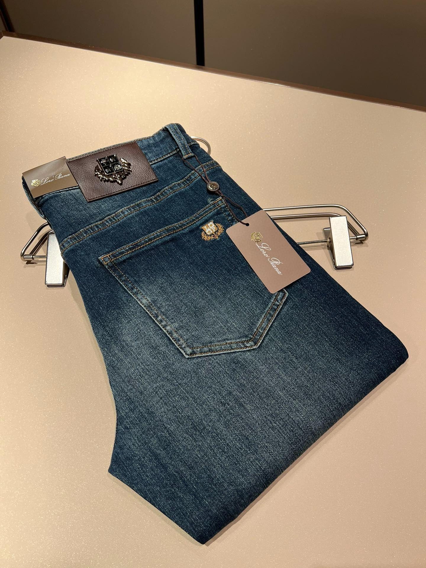 NO:440936,Loro Piana Nouyou Pianya 2025 spring and summer new men's fashion high-end casual pants, Hong Kong foreign business channel products, original Japanese products, pure blood quality, perfectly continues the essence and genes of LP home. From the main fabric to the detailed craftsmanship, all show the ingenuity of quality, use multiple brand elements to interpret, and choose precious cowhide material to build a logo waist brand leather design!  Identity manifestation that belongs to the soul!  Customer-supplied high-end imported pure cotton fabrics, very high-end and fashionable detailed craftsmanship, red ear cloth is completed by a specific antique loom. This element represents the identity and rank of jeans, which is very worthy of careful appreciation!  In terms of matching, it is invincible and explains the versatility in place, with ingenious details and exquisite accessories. The auxiliary materials are all provided by foreign merchants. They are tailored and slim, and the upper body is lifted with an excellent effect. They are a styling item that is hard to come by!  Size 29-40, loro piana, loro piana, jeans, cowhide, alexander wang19860909Loro Piana诺悠翩雅 2025春夏新品男士时装款高端休闲裤,香港洋行渠道货,日本原厂出品,纯血统品质,完美延续了LP家的精髓与基因,从主体面料到细节工艺,无不彰显出品质的匠心所在,运用多个品牌元素标识来诠释,选取矜贵的牛皮材质构建logo腰牌皮革设计！属于灵魂式的身份彰显！客供高级进口的纯棉面料,非常高级且时髦的细节工艺,赤耳布是由特定古董织布机完成,此元素代表着牛仔裤的身份及段位,非常值得细品悦人！在搭配上所向无敌,把百搭阐释到位,细节匠心考究,辅料皆为外商客供,剪裁合体修身,上身提臀效果绝佳,可遇而不可求的造型单品！尺码29-40,,loro piana,loro piana,jeans,cowhide,alexander wang,Men's clothing