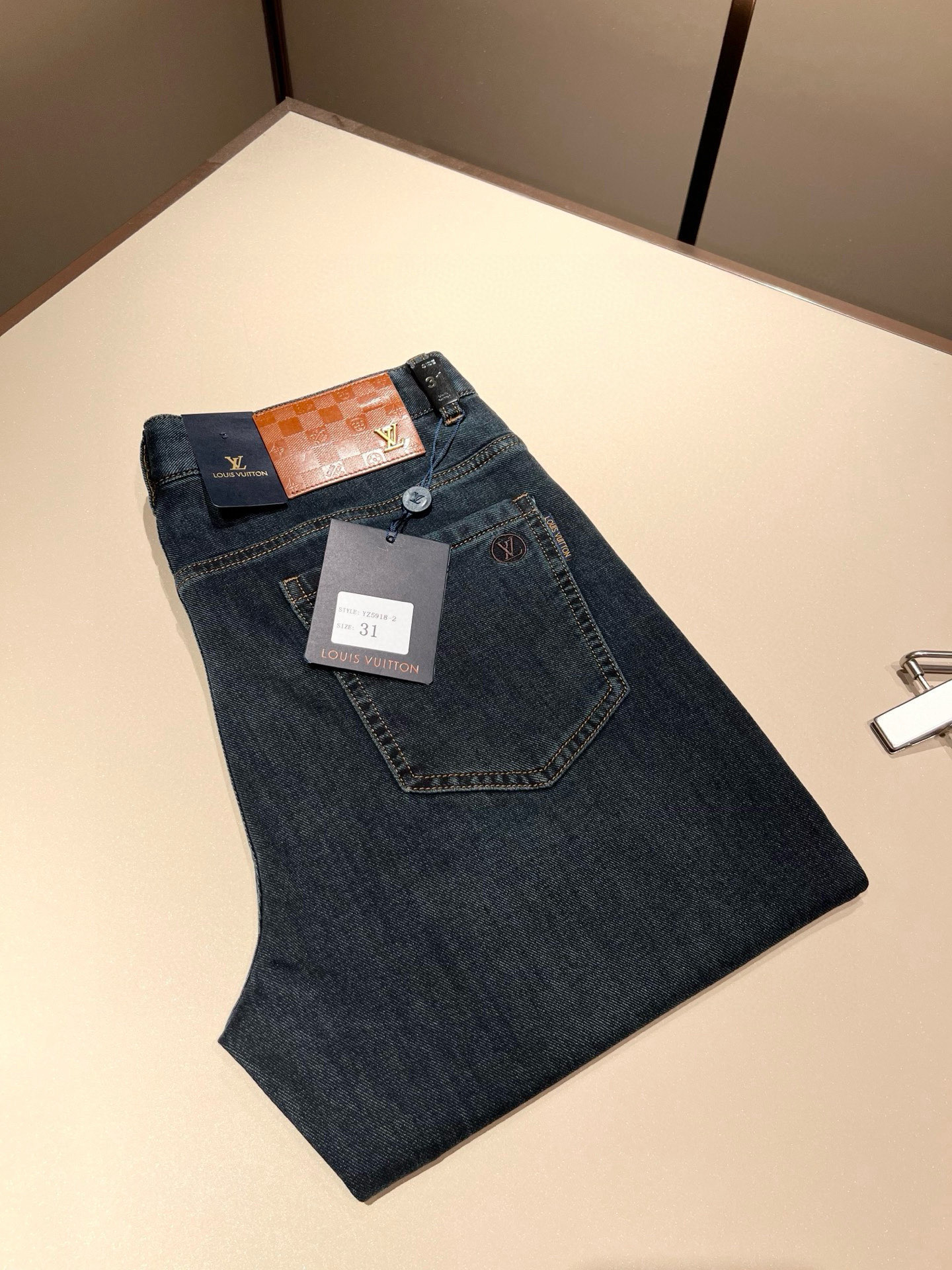 NO:440950,Louis Vuitto*Louis*Deng 2025 Spring and Summer New Men's Classic Washed Small Straight Jeans. Excellent upper body performance, a versatile choice, and a great value-for-money sharing!  !  As a classic combination of simple elements for boys, the design logo pattern is modified!  The classic jeans series of Louis on the road is a legendary item in the industry and a lasting item. Many men with senior economic strength are guests of the Louis family. Countless bigwigs have performed this sentence. This is even circulated in the fashion circle. It is made of top denim jeans. After high-end washing process, it is of great grade and luxury. Nameplate waist brand hardware logo auxiliary material design!  The fabric is excellent and comfortable on the upper body, giving people a full of trendy and fashionable atmosphere, interpreting luxury and trend to the extreme. The classic, exquisite and precise straight-tube cutting design, and the thickness can be even better across all seasons!  Size 29-40, louis vuitton,louis vuitton,alexander wang19860909Louis Vuitto*路易*登2025春夏新款男士经典水洗小直筒牛仔长裤.绝佳的上身性能,百搭之选,超值性价比分享！！作为男生简约元素经典搭配,设计logo图案修饰！路遇路易经典仔裤系列,这个一直是业内的传奇单品,也是经久不衰的单品,很多具有资深经济实力的男人都是路易家族的座上客,无数的大佬都曾演绎过,时尚圈更是流传这么一句话,顶级丹宁牛仔面料打造而成,经高端水洗工艺处理后,极具档次与奢华感.铭牌腰牌五金logo辅料设计！面料极好上身舒适,给人满满的潮流时髦气息,将奢华与潮流感演绎到了极致,经典精湛精准的直筒版型裁剪设计,厚度更是能横跨四季必入好款！ 尺码29-40,,louis vuitton,louis vuitton,alexander wang,Men's clothing