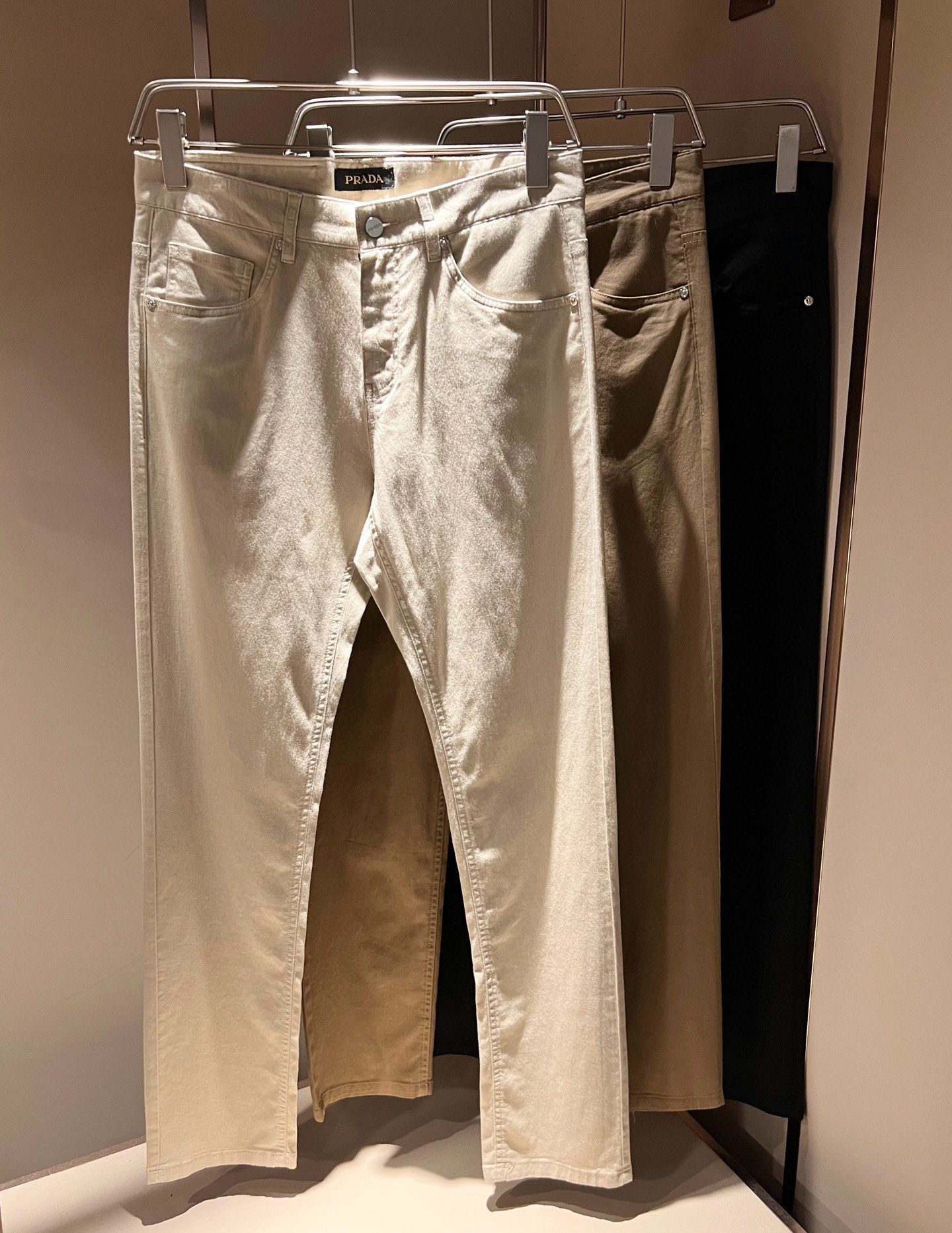 NO:440894,PRA*DA Pu*da 2025 spring and summer new men's casual jeans, high-end quality choice... A versatile trousers that combine casual pants are also an indispensable matching tool in men's wardrobe. It is a classic style with practical wear!  The design style of the whole casual pants is simple and fashionable, which is very consistent with the low-luxury style setting, has excellent skin-friendly value, is easy to wear, and is full of detail!  Customized original logo waist brand design!  Classic P home triangle logo design!  This trousers are made of high-quality cotton fabric. The fabric is comfortable, the feel is soft and delicate, and has a good vertical feeling. It looks very textured and has a high-end charm. The first-class and exquisite style cut, the line is delicate, smooth and neat, and the casual and casual pants look good no matter how you match it. If you like it, buy it now. Good products are not waiting for anyone!  Size 30-40 37 39, prada, jeans, alexander wang19860909PRA*DA普*达 2025春夏新款男士休闲牛仔裤,高端品质之选……一款休闲裤兼备的百搭裤装,也是男士衣橱里不可缺少的搭配神器,属于实穿型的经典款式！整条休闲裤的设计风格简洁时尚,非常符合低奢的风格设定,亲肤值优越,穿着方便,细节感十足！定制原版logo腰牌设计！经典P家三角logo标识设计！此款裤装采用优质棉面料打造而成,面料舒服,手感柔软细腻,有着很好的垂直感,看上去非常有质感,细品高级韵味十足.一流精湛的版型裁剪,走线细致平顺工整,休闲随意怎么搭配都好看的裤装,喜欢的赶紧入手吧,好货可不等人！尺码30-40 37 39,,prada,jeans,alexander wang,Men's clothing