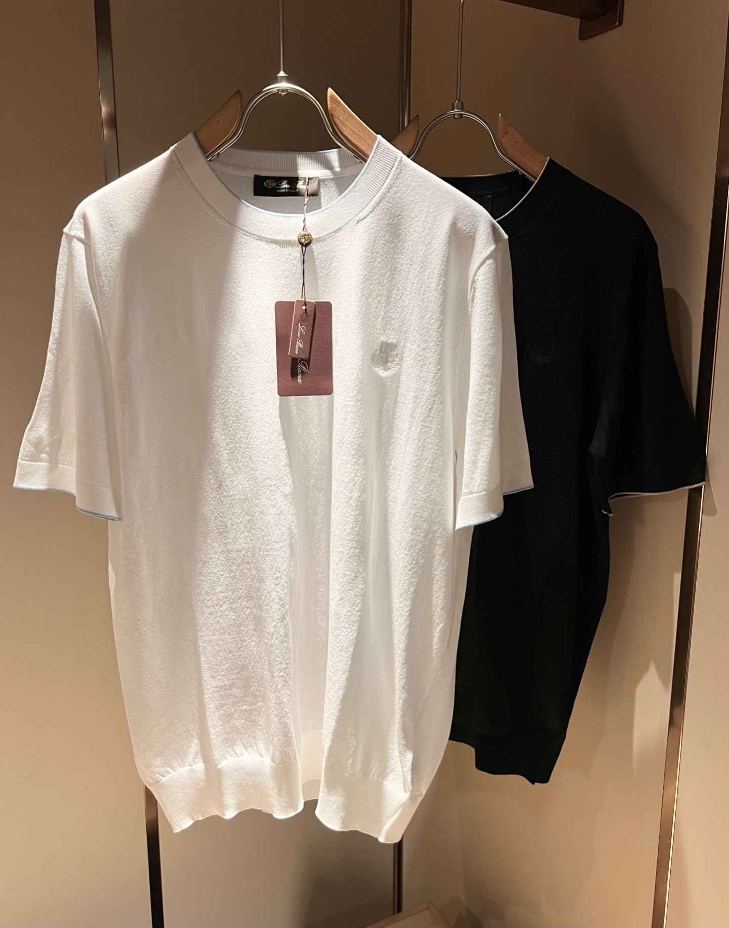 NO:440900,Loro Piana Nouyou Pianya 2025 Spring and Summer Men's Latest Trade Order Yilit Knit Short Sleeve T-shirt, Full Quality!  !  The upper body is comfortable and breathable, not stiff, and the overall body has a rich three-dimensional feeling, quality export orders, and chest embroidery logo design!  Customized exclusive knitted Yilit fabric tailoring to meet the simple needs of commuters for dressing. The upper body is very effective, it looks slim and does not picky about the figure. The fabric workmanship is impeccable. Only good craftsmanship can make you feel good and tasteful. It is a must-have item for everyone!  Size M-3XL, loro piana, T-shirt,tees, t-shirt,alexander wang19860909Loro Piana诺悠翩雅 2025春夏男士最新的贸易订单伊力特针织短袖T恤,全品相！！上身舒适透气,不僵硬,整体有着丰富的立体感,品质出口订单,胸前刺绣logo设计！定制专属针织伊力特面料剪裁,满足通勤人们对于着装的简约需求,上身效果很好,显瘦,不挑剔身材.面料做工....无可挑剔,好工艺好面料才能穿出好品味一款,人手必备单品！尺码M-3XL,,loro piana,T-shirt,tees，t-shirt,alexander wang,Men's clothing