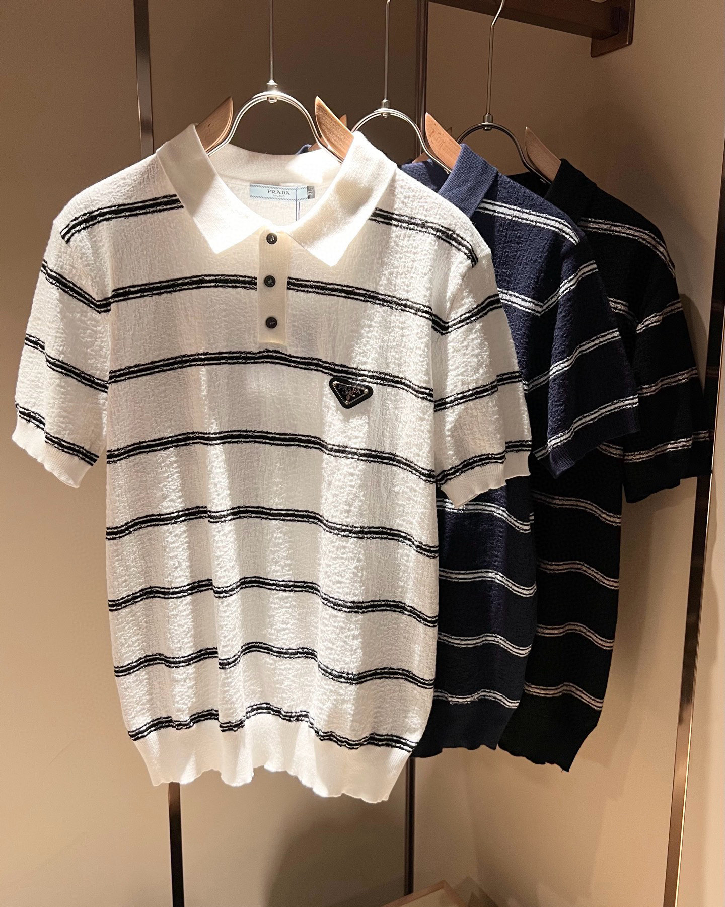 NO:440938,PRAD*A Pu*da 2025 spring and summer new men's lapel short-sleeved knitted short-sleeved T-shirt, the latest model is exclusively available on the entire network!  !  ~ It is classic and fashionable and versatile, who doesn’t like it? It will show the classic again. It is very pleasing to the eye and comes with a low luxury halo and recognition!  Pr*da's traditional brand concept and modern advanced technology are perfectly combined. Coupled with the extremely modern and modern minimalist design, P's exclusive three-dimensional hardware logo badge pattern design!  Customized 100% imported knitted fabric!  The texture of this model is quite touching, the specifications and grades are known with tentacles. The degree of delicateness and breathability are top-notch!  Size M-4XL, prada, T-shirt,tees, t-shirt,alexander wang19860909PRAD*A普*达2025春夏新款男士翻领短袖针织短袖T恤,最新款全网独家首上！！~既经典有时尚百搭,谁不爱啊,将经典再次展现,非常的耐看,自带低奢光环与辨识度！Pr*da传统的品牌理念和现代化的先进技术进行了完美结合.加上极其现代摩登风范的简约设计,p家专属立体五金logo徽章图案设计！定制百分百进口针织面料！此款的质感相当感人 触手便知规格档次 细腻程度与透气效果堪称顶级！尺码M-4XL,,prada,T-shirt,tees，t-shirt,alexander wang,Men's clothing