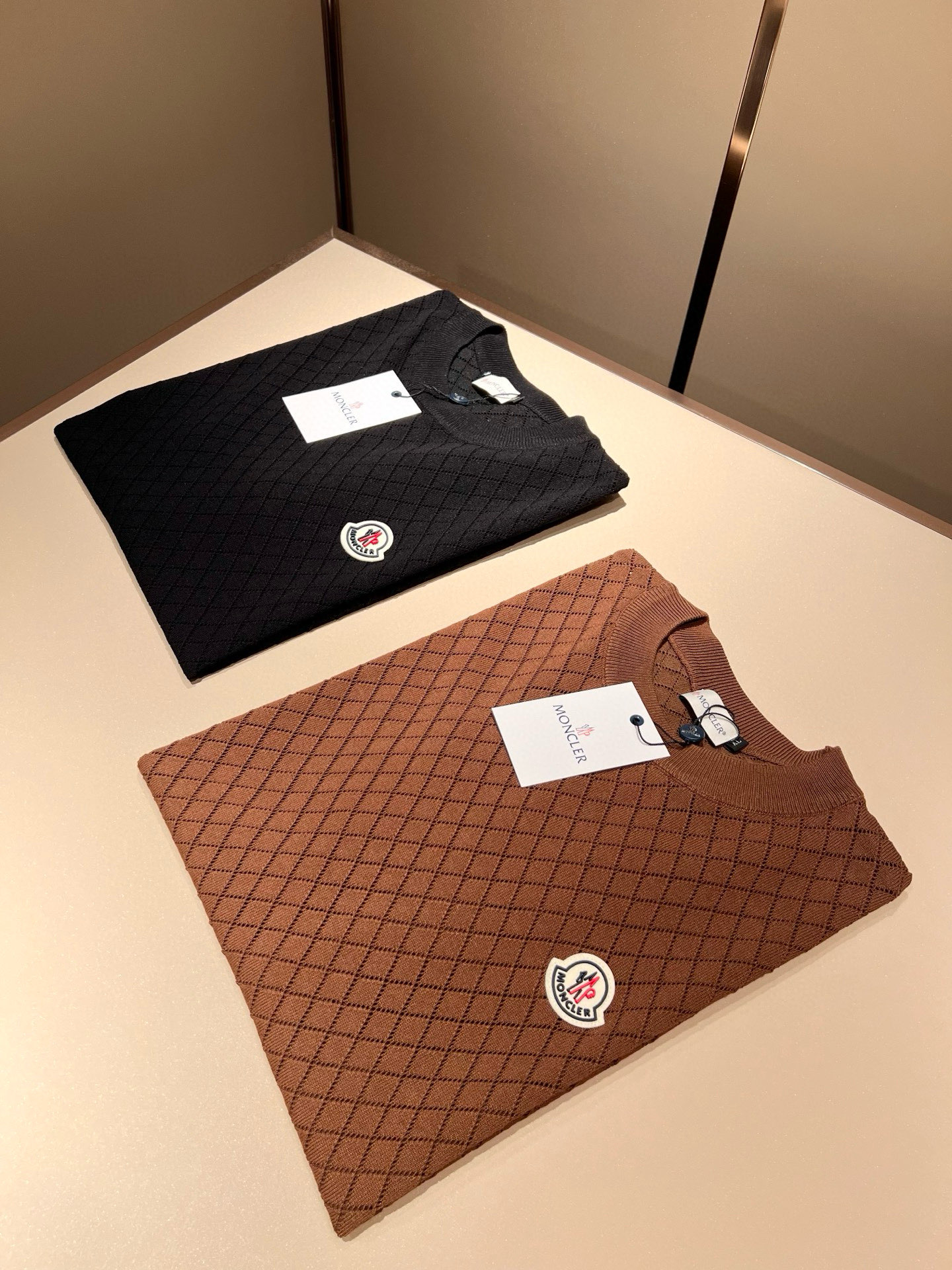 NO:440902,Moncler Mengjia's latest trade order knitted short-sleeved T-shirt in spring and summer 2025, full quality!  !  Internet celebrity style!  The craftsmanship adopts a chest badge design!  The upper body is comfortable and breathable, not stiff, and the overall body has a rich three-dimensional feeling, quality export orders, and chest logo pattern badge design!  Customized knitted fabric tailoring meets the simple needs of commuters for dressing. The upper body works well, looks slim and is not picky about the figure. The fabric workmanship is impeccable. Only good craftsmanship can make you look good and tasteful. It is a must-have item for everyone!  Size M-4XL, T-shirt,tees,t-shirt,alexander wang19860909Moncler蒙家 2025春夏最新的贸易订单针织短袖T恤,全品相！！网红款！工艺采用胸前徽章设计！上身舒适透气,不僵硬,整体有着丰富的立体感,品质出口订单,胸前logo图案徽章设计！定制针织面料剪裁,满足通勤人们对于着装的简约需求,上身效果很好,显瘦,不挑剔身材.面料做工....无可挑剔,好工艺好面料才能穿出好品味一款,人手必备单品！尺码M-4XL,,T-shirt,tees，t-shirt,alexander wang,Men's clothing