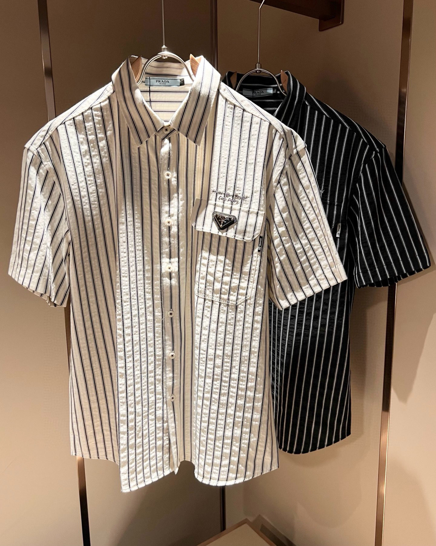 NO:440909,PRAD*A Pu*da 2025 spring and summer new casual men's shirt, the latest fashionable casual body logo hardware modification!  Trading companies have sparse channels and are released on the official website at the same time. The most anticipated high-quality products are coming, with high-end customized pure cotton materials!  Let you feel what is truly high luxury and connotation! This model is made of P-made professional custom fabrics, with a neat and smooth surface and luster. The texture is obvious through the screen. It perfectly enhances the overall luxury and class, and can get a high-end luxury atmosphere at a glance! Basic regular style cutting, versatile and simple upper body, and is easy to deal with various occasions and environments. It is undoubtedly a must-have item for daily commuting! Size M~4XL, prada, alexander wang19860909PRAD*A普*达2025春夏新款休闲男士衬衣,最新时尚休闲衣身logo五金修饰！贸易公司渠道稀出,同步官网发售,男神最为期待的精品狠货重磅来袭,高端定制纯棉材质！让你感受到什么叫真正的高奢有内涵!此款选用了P家专业定制面料制成,表面整洁光滑且富有光泽,质感透过屏幕都显而易 完美提升了整体的奢华档次感,一眼就能Get到的高端奢华气息!基础常规的版型裁剪,上身百搭简约不挑人,轻松应对各种场合与环境,属于日常通勤必备的臻品无疑!尺码M～4XL,,prada,alexander wang,Men's clothing