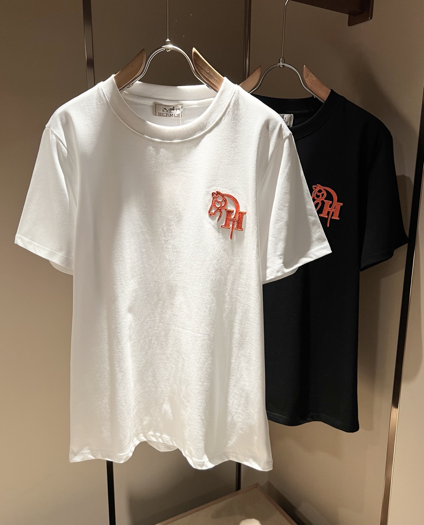 NO:440945,Her*mes 2025 spring and summer new short-sleeved T-shirt for men and women, a brand new upgraded versatile basic style, low-key and luxurious, and a choice of character!  Select high-quality and selected pure cotton fabrics!  Created, enjoy a relaxed and comfortable wearing experience, with super vertical performance, the iconic logo is extremely artistic, with a very detailed craftsmanship and high recognition, showing the new brand micro-label culture!  Classic perfect layout design, precise and in place for cutting. Simple and atmospheric style, and can show fashionable charm in daily leisure life. Size S-2XL, T-shirt,tees, t-shirt,alexander wang19860909Her*mes爱*仕2025春夏新款男女同款短袖T恤,全新升级百搭基础款,低调奢华,品格之选！甄选优质精选纯棉面料！打造而成,享受轻松自在的穿着体验,有着超强的垂直性能 艺术感极强标志性logo皮革工艺设计,工艺细致,辨识度极高,展现全新品牌微标文化！经典完美版型设计,在裁剪上精准到位.简约大气风格,又能在日常休闲生活中展现时尚魅力.尺码S-2XL,,T-shirt,tees，t-shirt,alexander wang,Men's clothing