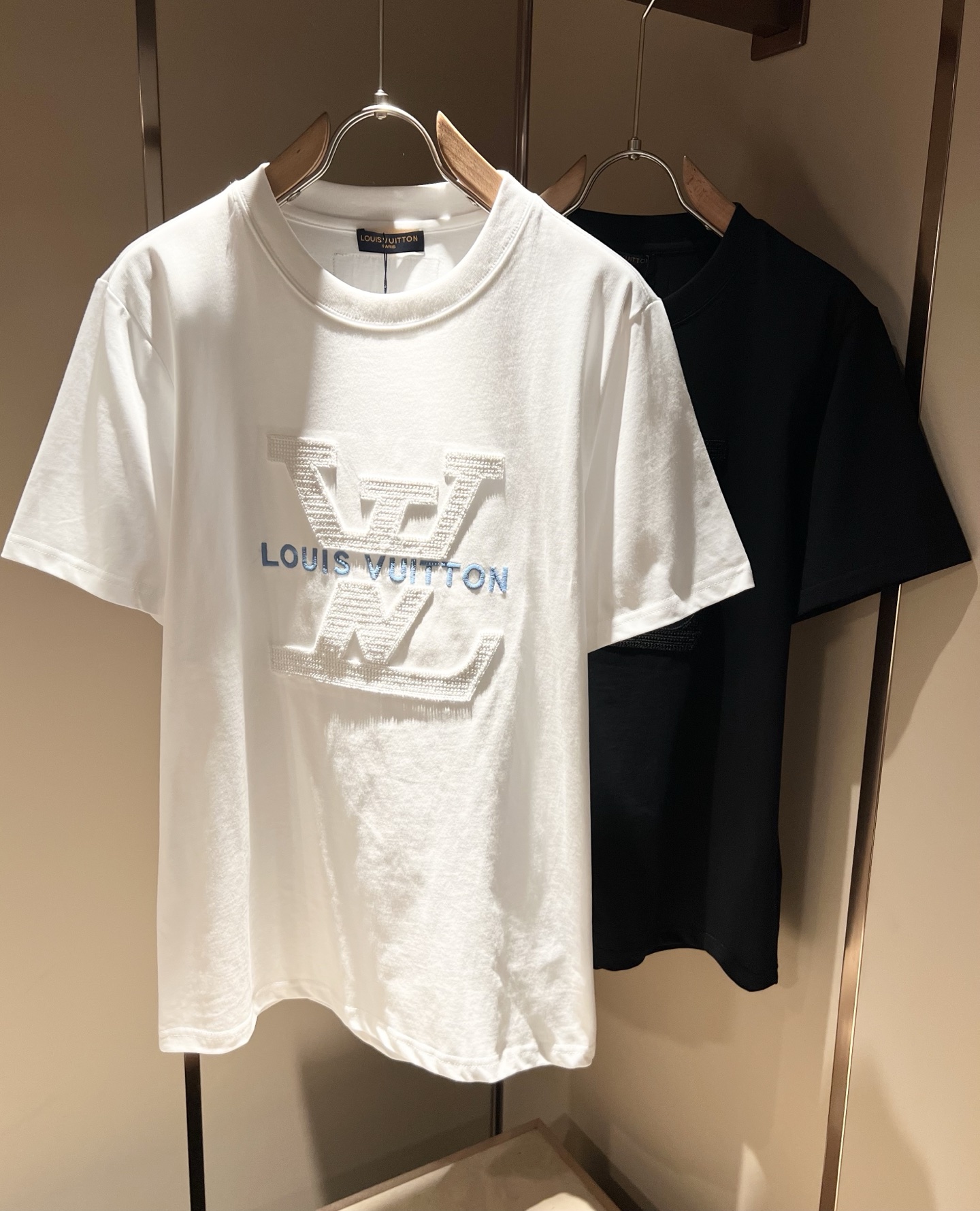 NO:440918,LouisVuitt*Louis*Deng The new series of spring and summer 2025 products are launched, a very fashionable and avant-garde short-sleeved T-shirt for men and women, with logo embroidery embroidery decoration!  Different from the past, it declares the design concept of brand inheritance!  Its eye-catchingness is no less than any classic style, perfectly presenting the fashionable, high-end and luxurious feeling in front of the world!  Made of imported 260 grams of cotton, selected high-quality pure cotton fabrics, soft and soft to the touch, the real thing is definitely beyond your imagination, close to the body and breathable, even if you sweat profusely, you will not feel greasy or stuffy, and will bring sweating and moisture absorption to the extreme!  Size S-2XL, louis vuitton,louis vuitton,t-shirt,tees,t-shirt,alexander wang19860909LouisVuitt*路易*登 2025春夏全新系列单品上线,非常时髦前卫的一款男女同款短袖T恤,标识logo图案刺绣修饰！区别于以往的不同,宣示品牌传承的设计理念！其吸睛度完全不亚于任何经典款式,将时髦高级感与奢华感完美呈现在世人眼前！客供进口260克全棉材质制成,精选优质纯棉面料,触感软糯亲肤细腻,实物到手绝对超乎你的想象,贴身无比舒适透气,即便是汗流浃背也不会有腻身及闷热感可言,将排汗吸湿性发挥到了极致！尺码S-2XL,,louis vuitton,louis vuitton,T-shirt,tees，t-shirt,alexander wang,Men's clothing