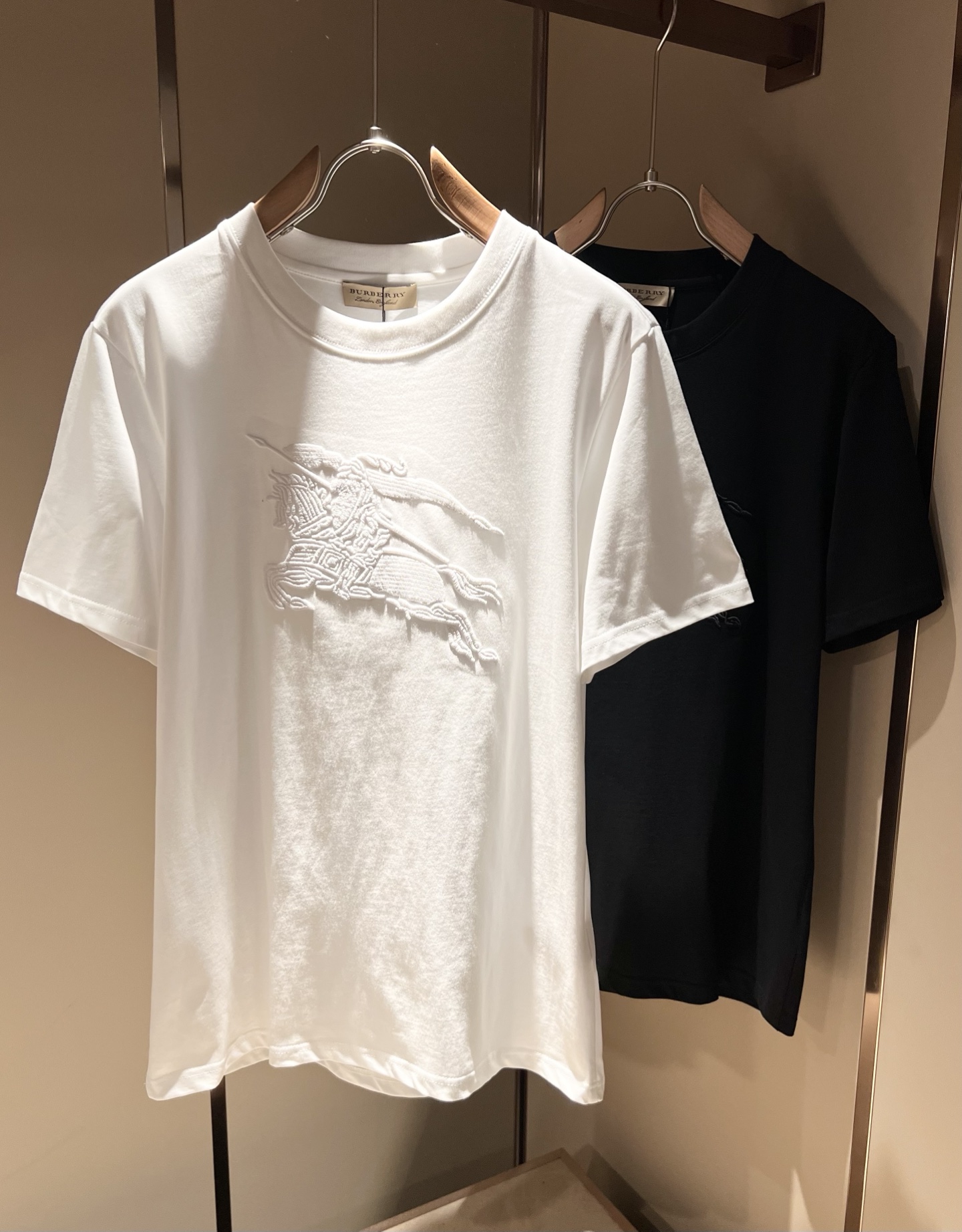 NO:440930,BURBER*Y Ba*li's new spring and summer 2025 short-sleeved T-shirt for men and women, is coming, and is made of a popular environmentally friendly pure cotton fabric recently. It is a high-end outdoor sports and leisure series, which is very popular in sports!  BUR's latest special material, logo logo pattern embroidery design!  Fabric is also called memory cloth, which refers to fabrics with morphological memory functions. It instantly kills all versions on the market. It can only be said that it is not a level at all. Whether it is material, detail restoration and craftsmanship, you are not afraid of any challenges. Just to contribute wonderful products to everyone. As always, it is consistent. A style that implements the core concept of BUR will be closely tied to fashion, always maintaining perfection, a simple but not simple design style perfectly meets the outfit you need in daily life. Size: S-2XL, burberry, T-shirt, tees, t-shirt, alexander wang19860909BURBER*Y巴*莉2025春夏新品男女同款短袖T恤,重磅来袭,最近比较火热的环保纯棉面料制作而成,高端户外运动休闲系列,非常火热运动风潮！BUR最新研发的特殊材质,标志logo图案刺绣设计！面料也叫记忆布,是指具有形态记忆功能的面料,秒杀市面上一切版本,只能说根本就不是一个级别的存在,不管是材质还是细节还原度以及工艺制作方面,不惧任何挑战,只为给大家奉献绝妙产物一如既往,始终如一,贯彻了BUR核心理念的一个款式将与时尚紧紧的捆绑在一起,时刻保持完美,简约而不简单的的设计风格,完美的满足了你日常所需要的穿搭.尺码:S-2XL,,burberry,T-shirt,tees，t-shirt,alexander wang,Men's clothing