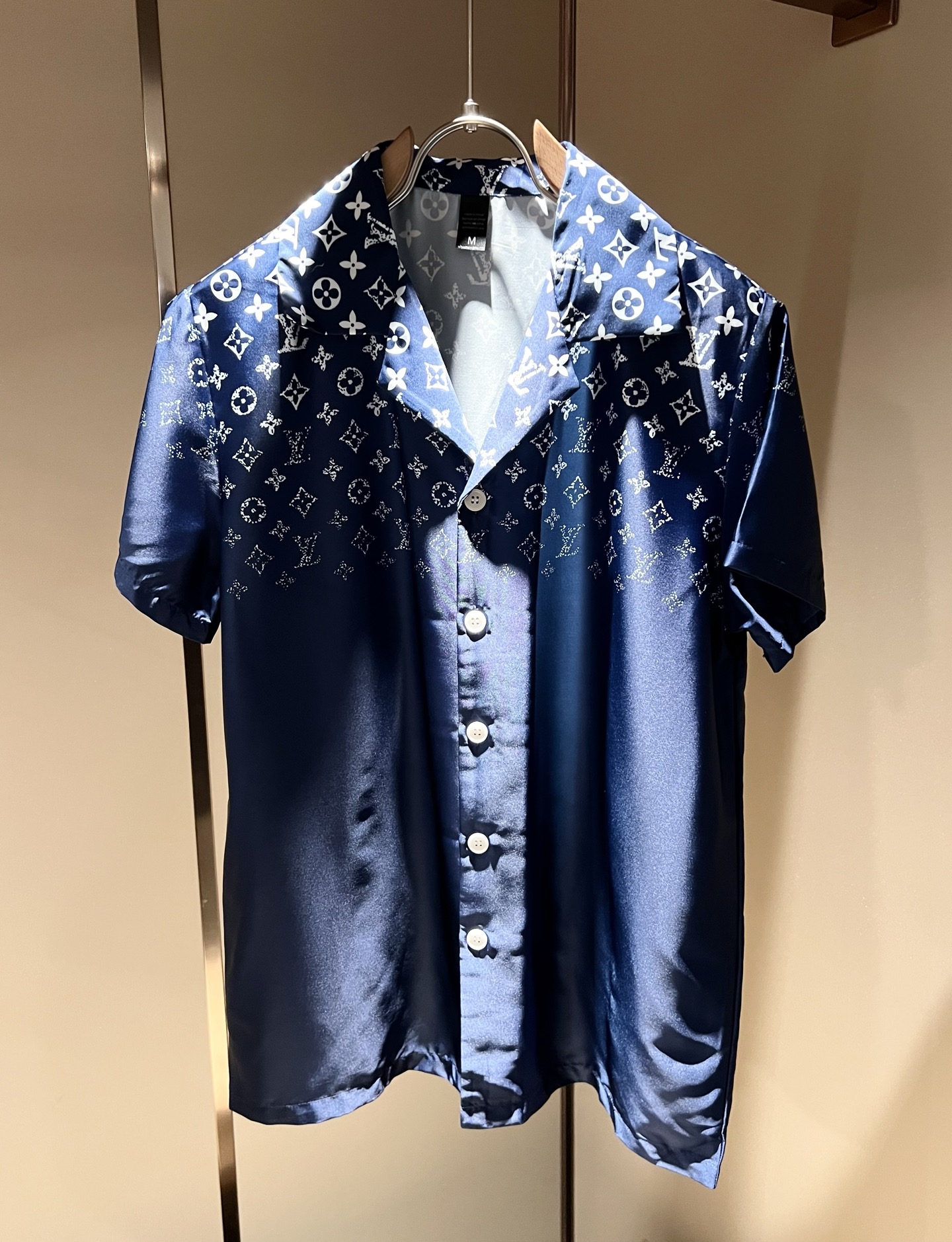 NO:440924,Louis Vuit*on Louis Family New Monogram Series 2025 Spring and Summer!  Light luxury casual suit, men and women's same pajamas set decoration!  The new high-end Louis family has always been so flawless, and creative designs are emerging one after another. If you don’t buy a few Louis items this spring and summer, you can’t be considered a fashion expert. Monogram logo design for clothes!  Custom silk fabric!  The iconic elements of Louis are really something that everyone loves. They are super soft and resilient, from world-class trade-level OEM channels, with extremely rare quantity and no help after selling out. Monogram three-dimensional logo presents an extraordinary texture, clean and neat. This is the Louis family's unique skill and the latest craftsmanship this quarter. The degree of meticulousness has reached the top, and the loose cut style design is unique. It is a fusion of luxury and fashion!  Size M-3XL, louis vuitton,louis vuitton,alexander wang19860909Louis Vuit*on 路易家族 2025春夏新款Monogram系列！轻奢休闲套装,男女同款睡衣套装装饰！路易家族的新高端,细节品质永远的那么完美无瑕,创意设计层出不穷.今年春夏季节没有入手几件路易你算不上时尚达人.衣身Monogram 标识logo图案设计！定制丝绸面料！诠释路易的标志性元素,实属人见人爱的东西.超级柔软且具有韧性,来自世界级贸易级别的代工厂渠道,数量极其稀少售完无补.Monogram立体Logo呈现不一般的质感,干净俐落.这是路易家族的看家绝活也是本季度的最新工艺.细致化程度已经达到顶端了,宽松剪裁的版型设计堪称一绝.属于奢华与时尚的融合！尺码M-3XL,,louis vuitton,louis vuitton,alexander wang,Men's clothing