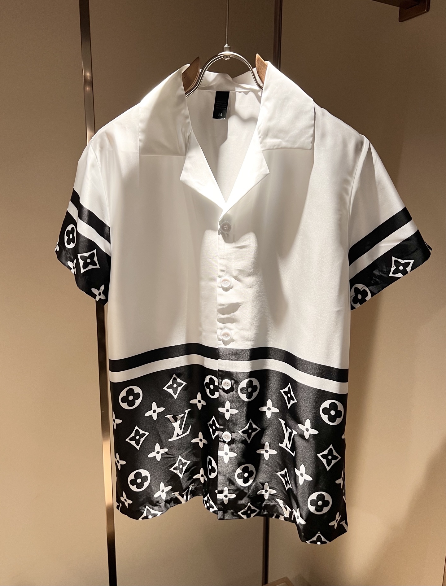 NO:440896,Louis Vuit*on Louis Family New Monogram Series 2025 Spring and Summer!  Light luxury casual suit, men and women's same pajamas set decoration!  The new high-end Louis family has always been so flawless, and creative designs are emerging one after another. If you don’t buy a few Louis items this spring and summer, you can’t be considered a fashion expert. Monogram logo design for clothes!  Custom silk fabric!  The iconic elements of Louis are really something that everyone loves. They are super soft and resilient, from world-class trade-level OEM channels, with extremely rare quantity and no help after selling out. Monogram three-dimensional logo presents an extraordinary texture, clean and neat. This is the Louis family's unique skill and the latest craftsmanship this quarter. The degree of meticulousness has reached the top, and the loose cut style design is unique. It is a fusion of luxury and fashion!  Size M-3XL, louis vuitton,louis vuitton,alexander wang19860909Louis Vuit*on 路易家族 2025春夏新款Monogram系列！轻奢休闲套装,男女同款睡衣套装装饰！路易家族的新高端,细节品质永远的那么完美无瑕,创意设计层出不穷.今年春夏季节没有入手几件路易你算不上时尚达人.衣身Monogram 标识logo图案设计！定制丝绸面料！诠释路易的标志性元素,实属人见人爱的东西.超级柔软且具有韧性,来自世界级贸易级别的代工厂渠道,数量极其稀少售完无补.Monogram立体Logo呈现不一般的质感,干净俐落.这是路易家族的看家绝活也是本季度的最新工艺.细致化程度已经达到顶端了,宽松剪裁的版型设计堪称一绝.属于奢华与时尚的融合！尺码M-3XL,,louis vuitton,louis vuitton,alexander wang,Men's clothing