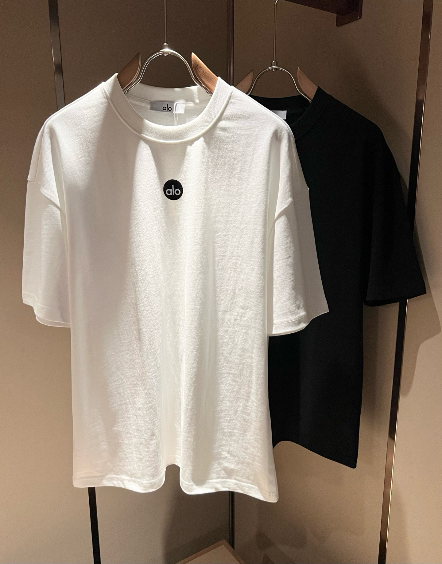 NO:440905,Alo2025 spring and summer new series of products are launched, a very fashionable and avant-garde short-sleeved T-shirt for men and women, with logo pattern glue-touching decoration!  Different from the past, it declares the design concept that has been passed down for many years in the brand!  Its eye-catchingness is no less than any classic style, perfectly presenting the fashionable, high-end and luxurious feeling in front of the world!  Made of imported 280 grams of cotton, selected high-quality pure cotton fabrics, soft and soft to the touch, the real thing is definitely beyond your imagination, close to the body and breathable, even if you sweat profusely, you will not feel greasy or stuffy, and will bring sweating and moisture absorption to the extreme!  Size S-2XL, T-shirt,tees,t-shirt,alexander wang19860909Alo2025春夏全新系列单品上线,非常时髦前卫的一款男女同款短袖T恤,标识logo图案压胶修饰！区别于以往的不同,宣示品牌传承多年的设计理念！其吸睛度完全不亚于任何经典款式,将时髦高级感与奢华感完美呈现在世人眼前！客供进口280克全棉材质制成,精选优质纯棉面料,触感软糯亲肤细腻,实物到手绝对超乎你的想象,贴身无比舒适透气,即便是汗流浃背也不会有腻身及闷热感可言,将排汗吸湿性发挥到了极致！尺码S-2XL,,T-shirt,tees，t-shirt,alexander wang,Men's clothing