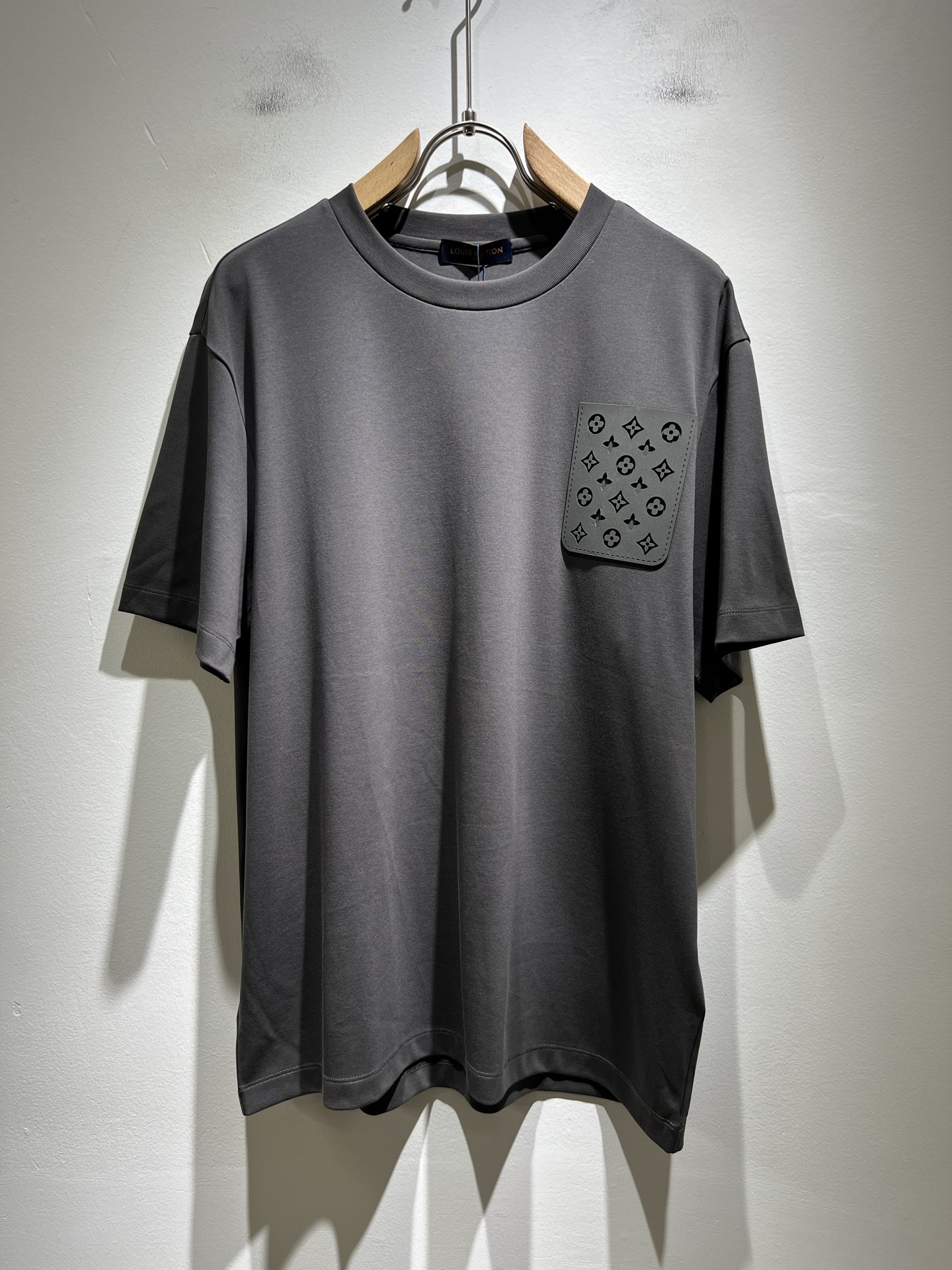 NO:440969,LouisVuitt*Louis*Deng The new series of products in 2025 spring and summer are launched, a very fashionable and avant-garde short-sleeved T-shirt for men and women, with logo pattern glue-touching!  Different from the past, it declares the design concept of brand inheritance!  Its eye-catchingness is no less than any classic style, perfectly presenting the fashionable, high-end and luxurious feeling in front of the world!  Made of imported 260 grams of cotton, selected high-quality pure cotton fabrics, soft and soft to the touch, the real thing is definitely beyond your imagination, close to the body and breathable, even if you sweat profusely, you will not feel greasy or stuffy, and will bring sweating and moisture absorption to the extreme!  Size M-5XL, louis vuitton,louis vuitton,t-shirt,tees,t-shirt,alexander wang19860909LouisVuitt*路易*登 2025春夏全新系列单品上线,非常时髦前卫的一款男女同款短袖T恤,标识logo图案压胶修饰！区别于以往的不同,宣示品牌传承的设计理念！其吸睛度完全不亚于任何经典款式,将时髦高级感与奢华感完美呈现在世人眼前！客供进口260克全棉材质制成,精选优质纯棉面料,触感软糯亲肤细腻,实物到手绝对超乎你的想象,贴身无比舒适透气,即便是汗流浃背也不会有腻身及闷热感可言,将排汗吸湿性发挥到了极致！尺码M-5XL,,louis vuitton,louis vuitton,T-shirt,tees，t-shirt,alexander wang,Men's clothing