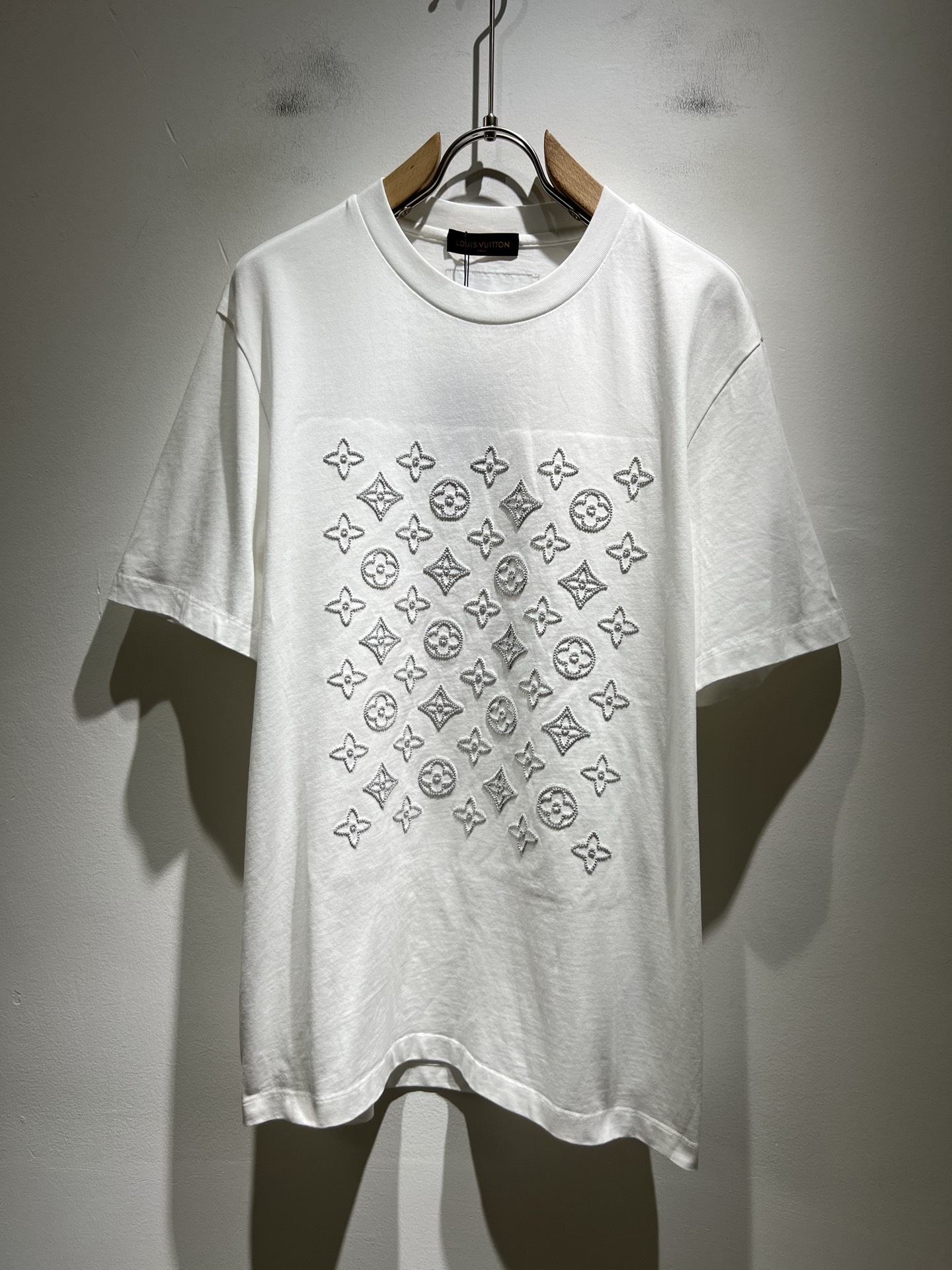 NO:440983,LouisVuitt*Louis*Deng The new series of spring and summer 2025 products are launched, a very fashionable and avant-garde short-sleeved T-shirt for men and women, with logo logo pattern jacquard embroidery decoration!  Different from the past, it declares the design concept of brand inheritance!  Its eye-catchingness is no less than any classic style, perfectly presenting the fashionable, high-end and luxurious feeling in front of the world!  Made of imported 260 grams of cotton, selected high-quality pure cotton fabrics, soft and soft to the touch, the real thing is definitely beyond your imagination, close to the body and breathable, even if you sweat profusely, you will not feel greasy or stuffy, and will bring sweating and moisture absorption to the extreme!  Size M-5XL, louis vuitton,louis vuitton,t-shirt,tees,t-shirt,alexander wang19860909LouisVuitt*路易*登 2025春夏全新系列单品上线,非常时髦前卫的一款男女同款短袖T恤,标识logo图案提花刺绣修饰！区别于以往的不同,宣示品牌传承的设计理念！其吸睛度完全不亚于任何经典款式,将时髦高级感与奢华感完美呈现在世人眼前！客供进口260克全棉材质制成,精选优质纯棉面料,触感软糯亲肤细腻,实物到手绝对超乎你的想象,贴身无比舒适透气,即便是汗流浃背也不会有腻身及闷热感可言,将排汗吸湿性发挥到了极致！尺码M-5XL,,louis vuitton,louis vuitton,T-shirt,tees，t-shirt,alexander wang,Men's clothing