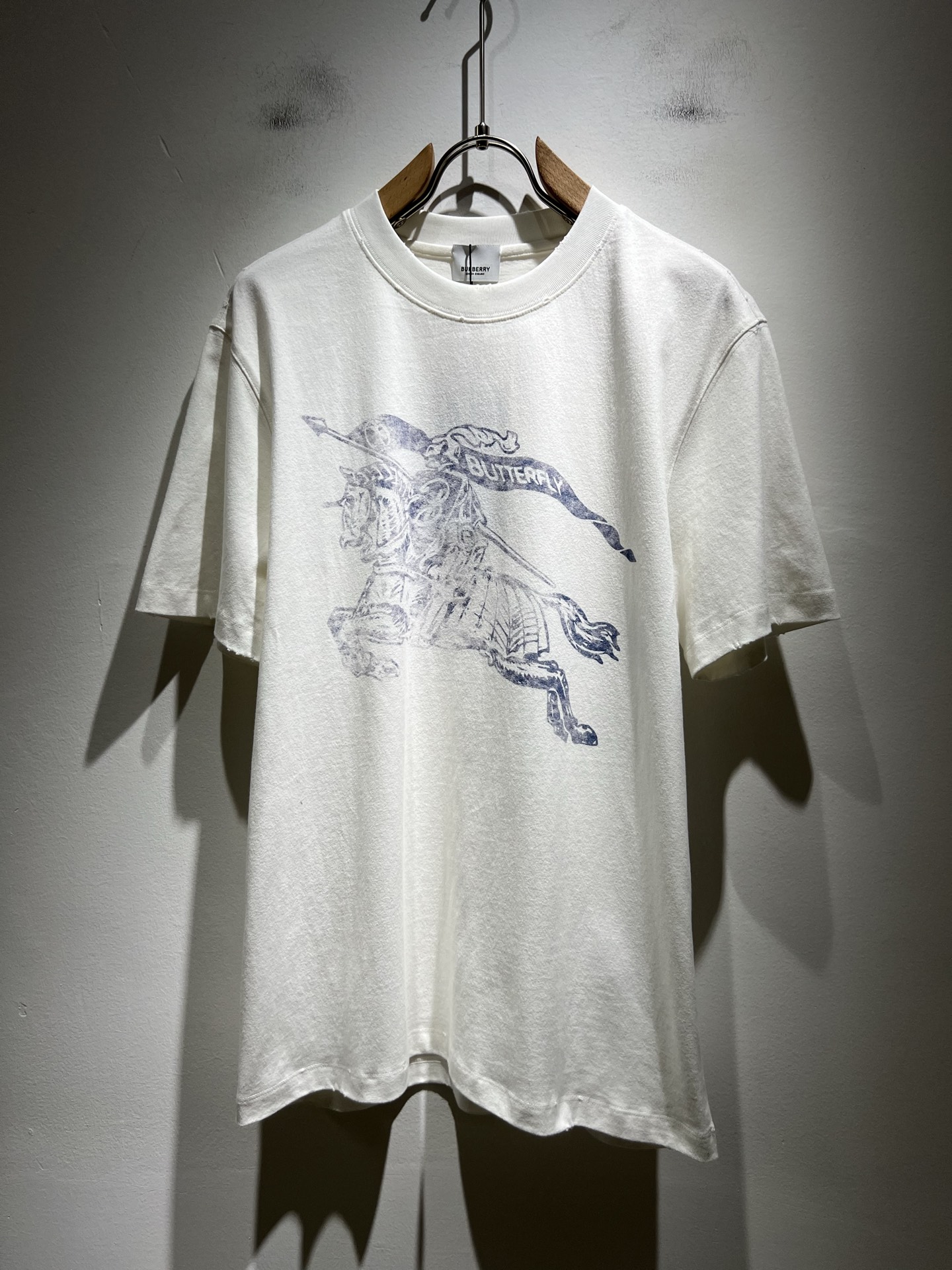 NO:441000,BURBER*Y Ba*li's new spring and summer 2025 short-sleeved T-shirt for men and women, is coming, and is made of a popular environmentally friendly pure cotton fabric recently. It is a high-end outdoor sports and leisure series, which is very popular in sports!  BUR's latest special material, logo logo pattern printing design!  Fabric is also called memory cloth, which refers to fabrics with morphological memory functions. It instantly kills all versions on the market. It can only be said that it is not a level at all. Whether it is material, detail restoration and craftsmanship, you are not afraid of any challenges. Just to contribute wonderful products to everyone. As always, it is consistent. A style that implements the core concept of BUR will be closely tied to fashion, always maintaining perfection, a simple but not simple design style perfectly meets the outfit you need in daily life. Size: M-5XL., burberry, T-shirt, tees, t-shirt, alexander wang19860909BURBER*Y巴*莉2025春夏新品男女同款短袖T恤,重磅来袭,最近比较火热的环保纯棉面料制作而成,高端户外运动休闲系列,非常火热运动风潮！BUR最新研发的特殊材质,标志logo图案印花设计！面料也叫记忆布,是指具有形态记忆功能的面料,秒杀市面上一切版本,只能说根本就不是一个级别的存在,不管是材质还是细节还原度以及工艺制作方面,不惧任何挑战,只为给大家奉献绝妙产物一如既往,始终如一,贯彻了BUR核心理念的一个款式将与时尚紧紧的捆绑在一起,时刻保持完美,简约而不简单的的设计风格,完美的满足了你日常所需要的穿搭.尺码:M-5XL.,,burberry,T-shirt,tees，t-shirt,alexander wang,Men's clothing