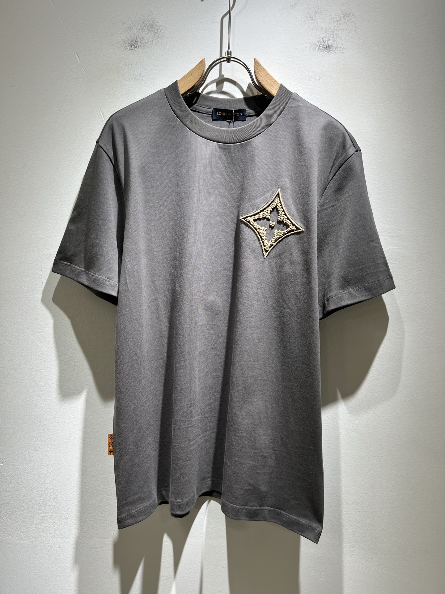 NO:441007,LouisVuitt*Louis*Deng The new series of spring and summer 2025 products are launched, a very fashionable and avant-garde short-sleeved T-shirt for men and women, with logo logo pattern jacquard embroidery decoration!  Different from the past, it declares the design concept of brand inheritance!  Its eye-catchingness is no less than any classic style, perfectly presenting the fashionable, high-end and luxurious feeling in front of the world!  Made of imported 260 grams of cotton, selected high-quality pure cotton fabrics, soft and soft to the touch, the real thing is definitely beyond your imagination, close to the body and breathable, even if you sweat profusely, you will not feel greasy or stuffy, and will bring sweating and moisture absorption to the extreme!  Size M-5XL, louis vuitton,louis vuitton,t-shirt,tees,t-shirt,alexander wang19860909LouisVuitt*路易*登 2025春夏全新系列单品上线,非常时髦前卫的一款男女同款短袖T恤,标识logo图案提花刺绣修饰！区别于以往的不同,宣示品牌传承的设计理念！其吸睛度完全不亚于任何经典款式,将时髦高级感与奢华感完美呈现在世人眼前！客供进口260克全棉材质制成,精选优质纯棉面料,触感软糯亲肤细腻,实物到手绝对超乎你的想象,贴身无比舒适透气,即便是汗流浃背也不会有腻身及闷热感可言,将排汗吸湿性发挥到了极致！尺码M-5XL,,louis vuitton,louis vuitton,T-shirt,tees，t-shirt,alexander wang,Men's clothing