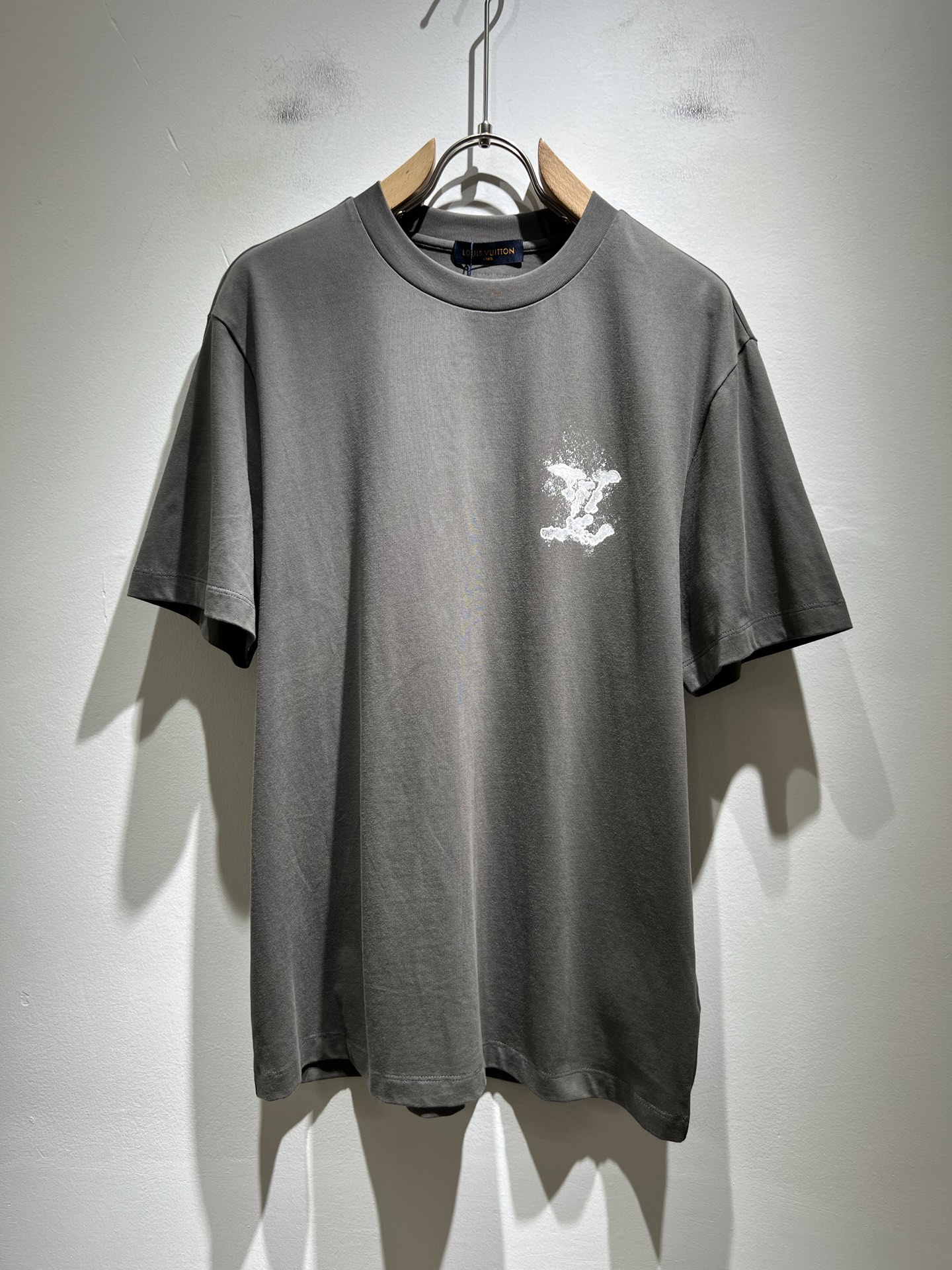 NO:441014,LouisVuitt*Louis*Deng The new series of spring and summer 2025 products are launched, a very fashionable and avant-garde short-sleeved T-shirt for men and women, with logo logo pattern and printing decoration!  Different from the past, it declares the design concept of brand inheritance!  Its eye-catchingness is no less than any classic style, perfectly presenting the fashionable, high-end and luxurious feeling in front of the world!  Made of imported 260 grams of cotton, selected high-quality pure cotton fabrics, soft and soft to the touch, the real thing is definitely beyond your imagination, close to the body and breathable, even if you sweat profusely, you will not feel greasy or stuffy, and will bring sweating and moisture absorption to the extreme!  Size M-5XL, louis vuitton,louis vuitton,t-shirt,tees,t-shirt,alexander wang19860909LouisVuitt*路易*登 2025春夏全新系列单品上线,非常时髦前卫的一款男女同款短袖T恤,标识logo图案印花修饰！区别于以往的不同,宣示品牌传承的设计理念！其吸睛度完全不亚于任何经典款式,将时髦高级感与奢华感完美呈现在世人眼前！客供进口260克全棉材质制成,精选优质纯棉面料,触感软糯亲肤细腻,实物到手绝对超乎你的想象,贴身无比舒适透气,即便是汗流浃背也不会有腻身及闷热感可言,将排汗吸湿性发挥到了极致！尺码M-5XL,,louis vuitton,louis vuitton,T-shirt,tees，t-shirt,alexander wang,Men's clothing