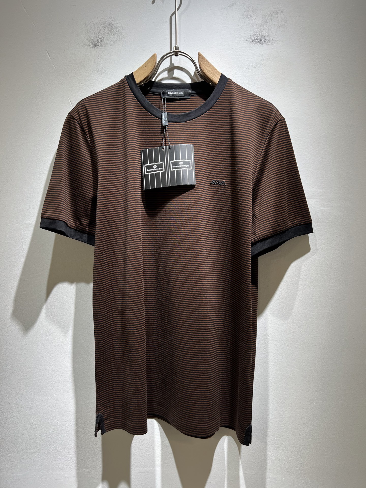 NO:440975,Ermenegildo Zeg*aJia 2025 spring and summer new products for men's casual Polo short-sleeved, foreign trade company order!  It is one of the classic exclusive fabrics of Zenia!  Embroidery design on chest logo pattern!  Customized original cotton fabric!  The touch is soft and delicate, but the shape is straight and stylish!  Extremely luxurious details... Perfectly interpret high-quality quality. Size M-3XL, zegna, T-shirt, alexander wang19860909Ermenegildo Zeg*a杰*亚 2025春夏新品男士休闲Polo短袖,外贸公司订单！是杰尼亚经典的专有织物之一！ 胸前logo图案刺绣设计！定制原版纯棉面料！触感又柔软细腻、但型态又笔挺有型！ 细节奢华极致… 完美演绎高品质品相.尺码M-3XL,,zegna,T-shirt,alexander wang,Men's clothing