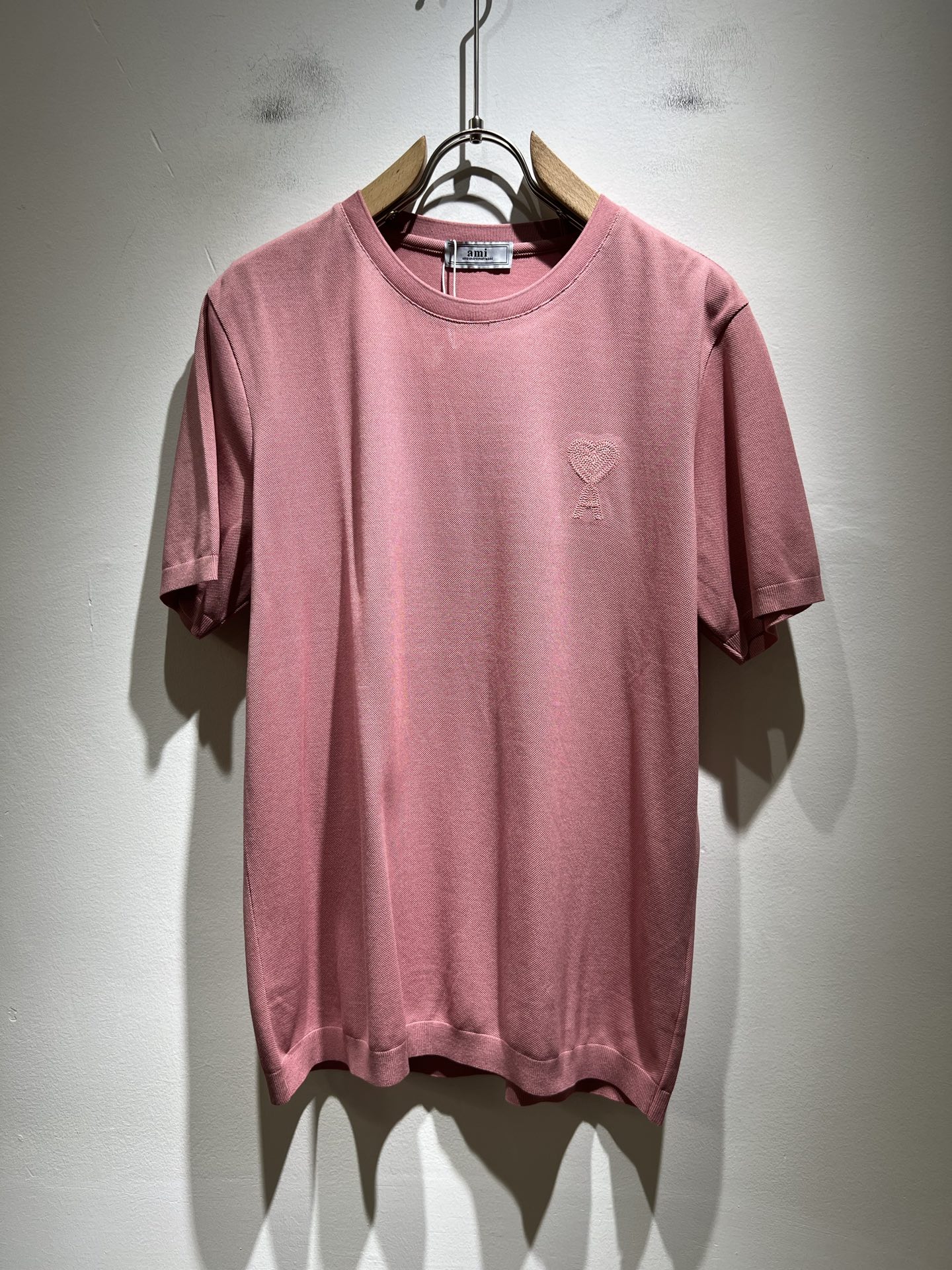 NO:440991,AMI 2025 spring and summer new short-sleeved T-shirt for men and women, the latest model is exclusively available on the entire network!  !  ~ It is classic and fashionable and versatile, who doesn’t like it? It will show the classic again. It is very pleasing to the eye and comes with a low luxury halo and recognition!  The traditional brand concept and modern advanced technology are perfectly combined. Coupled with the extremely modern and modern minimalist design, exclusive letter logo embroidery design!  Customized 100% imported bead flooring fabric!  The texture of this model is quite touching, the specifications and grades are known with tentacles. The degree of delicateness and breathability are top-notch!  Size M-3XL, T-shirt,tees,t-shirt,alexander wang19860909AMI 2025春夏新款男女同款短袖T恤,最新款全网独家首上！！~既经典有时尚百搭,谁不爱啊,将经典再次展现,非常的耐看,自带低奢光环与辨识度！传统的品牌理念和现代化的先进技术进行了完美结合.加上极其现代摩登风范的简约设计,专属字母logo刺绣设计！定制百分百进口珠地棉面料！此款的质感相当感人 触手便知规格档次 细腻程度与透气效果堪称顶级！尺码M-3XL,,T-shirt,tees，t-shirt,alexander wang,Men's clothing