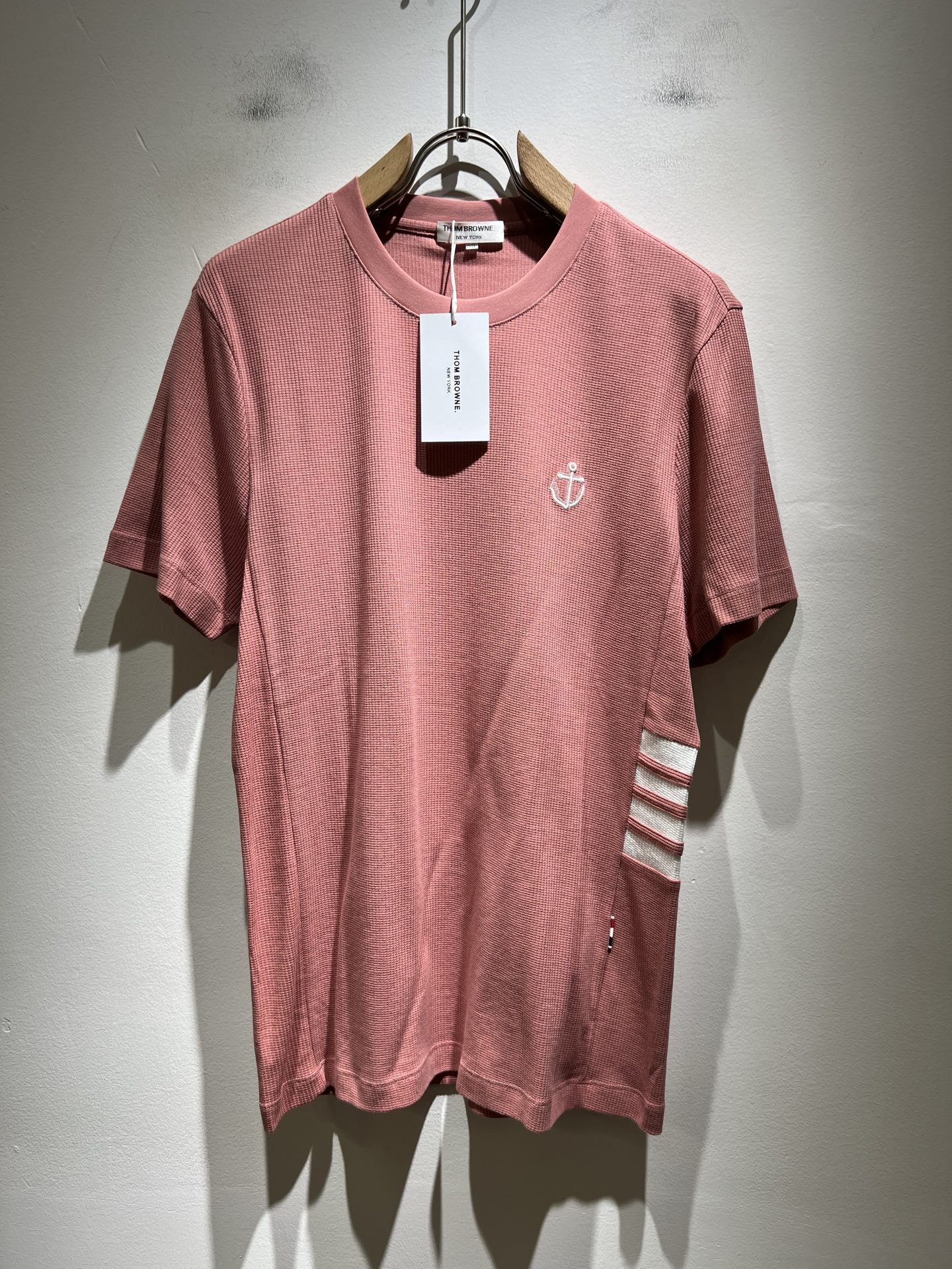 NO:440953,ThomBrow*e Tom*Long ~ New products for spring and summer 2025!  The official website is available at the same time, with casual classic short-sleeved T-shirts, unique design charm, very high-end, simple and not simple, a new model of ready-to-wear!  Selected waffle cotton unique material, chest embroidery logo pattern design!  Smooth and soft, textured, strong vertical feeling, smooth and not tight on the upper body, increasing dynamic vitality, harmonious and unified style, and ultimate craftsmanship. The side is very unique and tailored, very flavorful, delicate and comfortable to wear, showing sports vitality and exquisite details. Classic and perfect layout design, showing fashion vitality in daily leisure life. Enhance men's charm and style and achieve high-end models. Size M-4XL, T-shirt,tees, t-shirt, alexander wang19860909ThomBrow*e汤姆*朗 ~2025春夏新品！官网同步有售,休闲经典短袖T恤,,独特设计魅力,非常高端,简约不简单,成衣新典范！面料精选华夫格纯棉独特材质面料,胸前刺绣logo图案设计！手感光滑柔软,有质感,有很强的垂直感,上身爽滑不紧绷,增加动感活力,风格和谐统一,极致工艺水平.侧面非常独特裁剪设计风格,非常有味道,精致细腻,好穿舒适,展现运动活力,细节考究.经典完美版型设计,日常休闲生活中展现时尚活力.提升男士魅力格调,成就高端典范.尺码M-4XL,,T-shirt,tees，t-shirt,alexander wang,Men's clothing