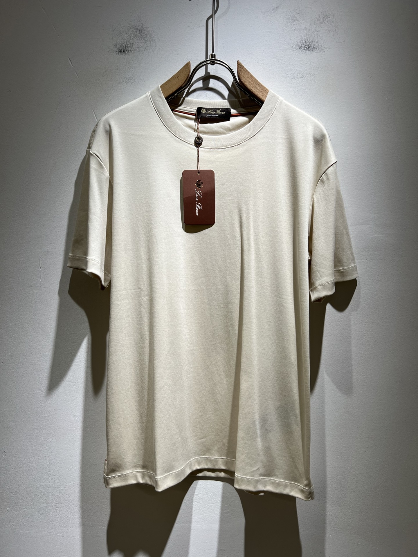 NO:440957,Loro Piana Nuoyou Pianya The latest trade order short-sleeved T-shirt for men in spring and summer 2025, full quality!  !  The upper body is comfortable and breathable, not stiff, and the overall body has a rich three-dimensional feeling, quality export orders, and embroidery design of the body logo pattern!  Customized exclusive pure cotton fabric tailoring to meet the simple needs of commuters for dressing. The upper body is very effective, it looks slim and does not picky about the figure. The fabric workmanship is impeccable. Only good craftsmanship and good fabrics can make you feel good. It is a must-have item for everyone!  Size M-3XL, loro piana, T-shirt,tees, t-shirt,alexander wang19860909Loro Piana诺悠翩雅 2025春夏男士最新的贸易订单短袖T恤,全品相！！上身舒适透气,不僵硬,整体有着丰富的立体感,品质出口订单,衣身logo图案刺绣设计！定制专属纯棉面料剪裁,满足通勤人们对于着装的简约需求,上身效果很好,显瘦,不挑剔身材.面料做工....无可挑剔,好工艺好面料才能穿出好品味一款,人手必备单品！尺码M-3XL,,loro piana,T-shirt,tees，t-shirt,alexander wang,Men's clothing