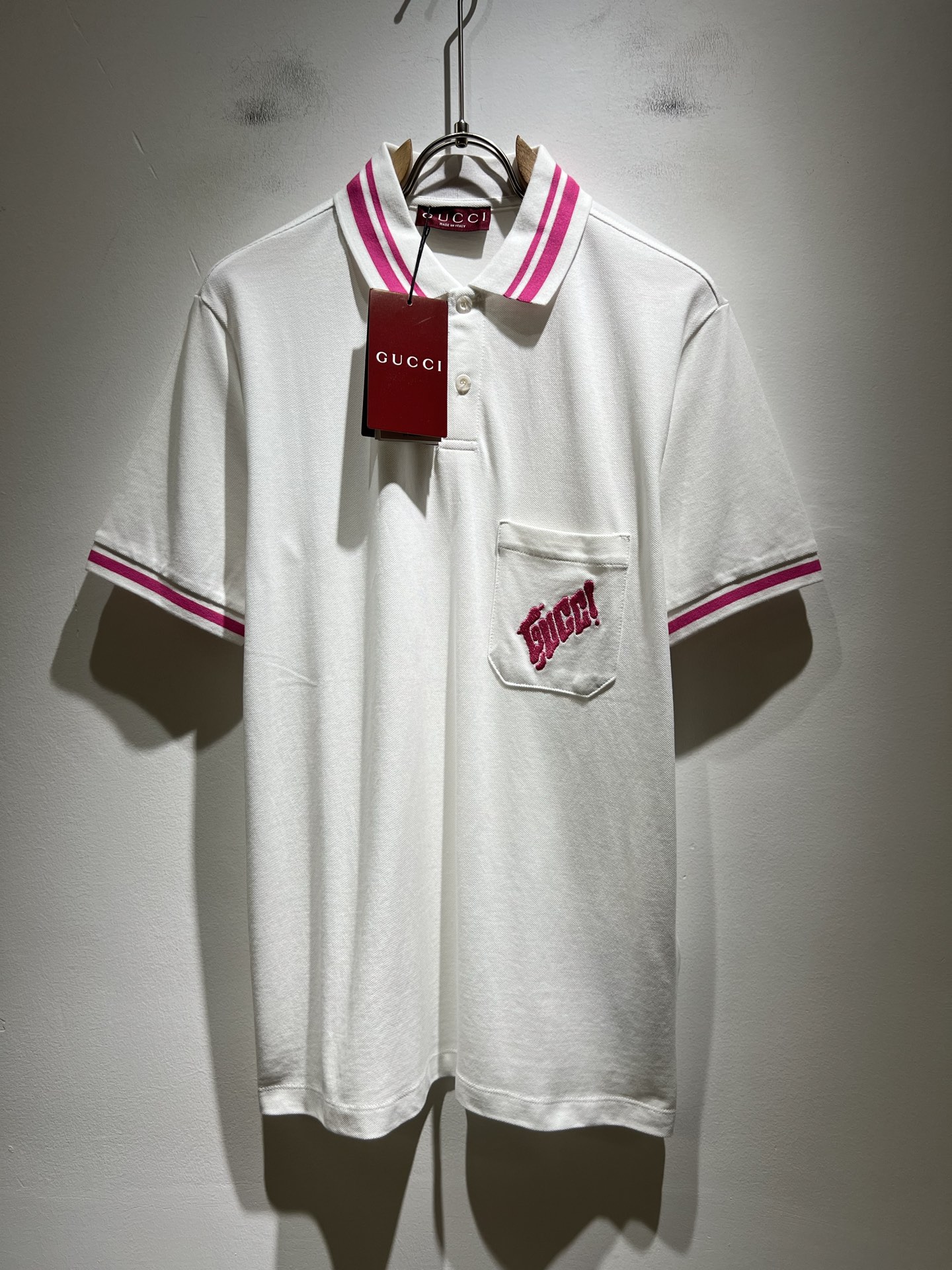 NO:440964,GUC*I Gujia's new short-sleeved Polo shirt in spring and summer 2025 has been sold on the trading company and is released simultaneously on the official website!  G family spring and summer series couples are launched, chest embroidery logo design!  The fabric is breathable and has a certain sense of self-weight. Customized original imported top-grade bead floor cotton fabric!  It is breathable and comfortable to wear with close body, beautiful colors, eye-catching and fashionable. The unique patterns can definitely make you outstanding among the crowd!  The upper body effect is age-reducing and versatile. It can easily get daily casual outfits for both men and women!  Size M-2XL, gucci, gucci, gucci, T-shirt, alexander wang19860909GUC*I 古家2025春夏新款短袖Polo衫,贸易公司渠道稀出,同步官网发售！G家春夏系列情侣上线,胸前刺绣logo设计！面料透气有一定的自重感,定制原版进口顶级珠地棉面料！贴身穿着透气亲肤舒适,色彩靓丽、吸睛时髦度爆棚,与众不同的图案绝对可以让你在人群中出彩万分！上身效果减龄又百搭,轻松Get起日常休闲穿搭,男女皆可轻松驾驭！尺码M-2XL,,gucci,gucci,gucci,T-shirt,alexander wang,Men's clothing