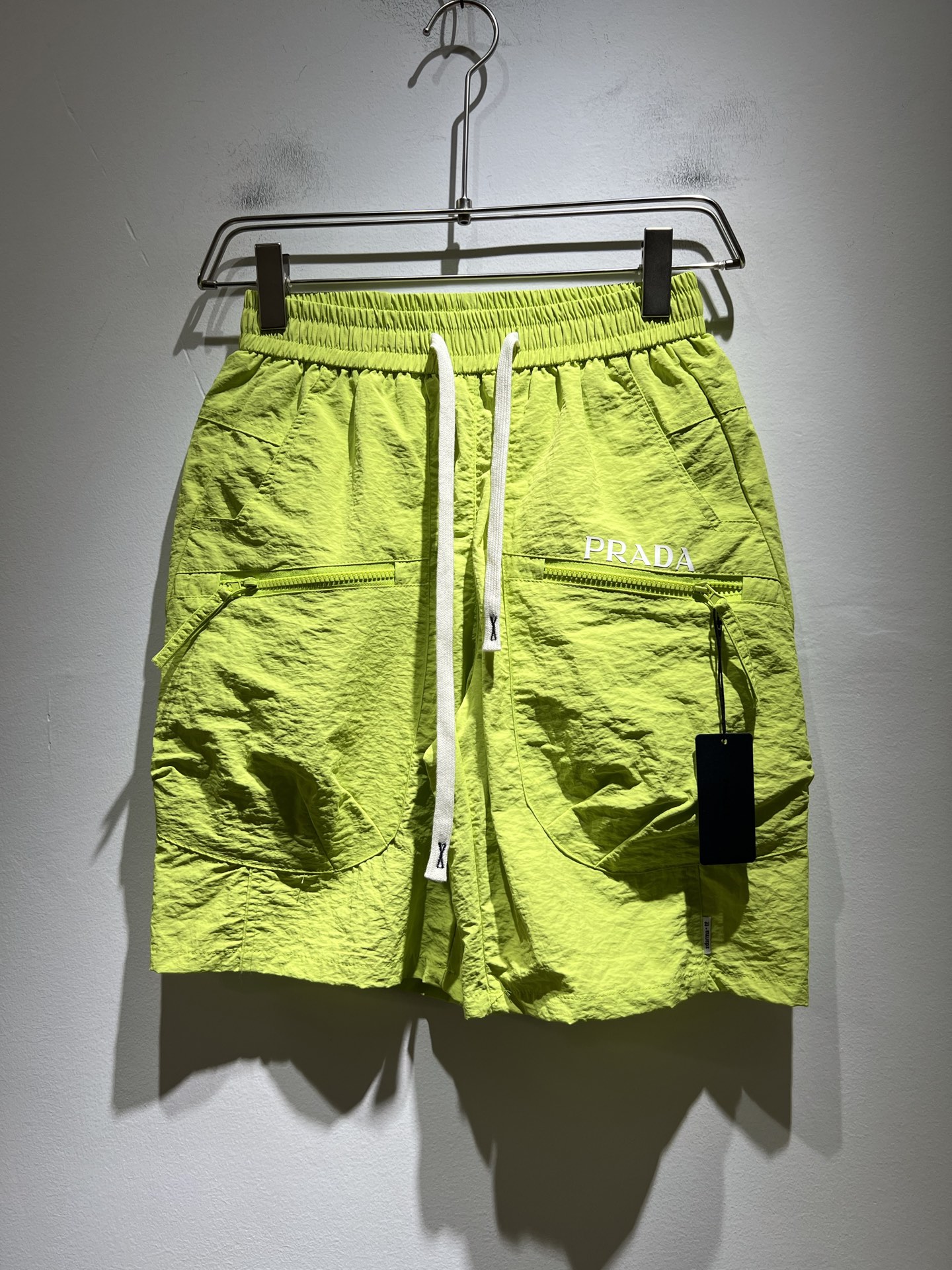 NO:440939,PRA*DA Pu*da 2025 spring and summer new men's casual shorts, a high-end quality choice... A versatile trousers that combine casual pants is also an indispensable matching tool in men's wardrobe. It is a classic style with practical wear!  The design style of the whole casual pants is simple and fashionable, which is very consistent with the low-luxury style setting, has excellent skin-friendly value, is easy to wear, and is full of detail!  Classic logo pattern glue pressing design!  This trousers are made of high-quality polyester fiber fabric. The fabric is comfortable, soft and delicate, and has a good vertical feeling. It looks very textured and has a high-end charm. The first-class and exquisite style cutting, the line is delicate, smooth and neat, and the casual and casual pants look good no matter how you match it. If you like it, buy it now. Good products are not waiting for anyone!  Size M-4XL, prada, shorts, alexander wang19860909PRA*DA普*达 2025春夏新款男士休闲短裤,高端品质之选……一款休闲裤兼备的百搭裤装,也是男士衣橱里不可缺少的搭配神器,属于实穿型的经典款式！整条休闲裤的设计风格简洁时尚,非常符合低奢的风格设定,亲肤值优越,穿着方便,细节感十足！经典标识logo图案压胶设计！此款裤装采用优质聚酯纤维面料打造而成,面料舒服,手感柔软细腻,有着很好的垂直感,看上去非常有质感,细品高级韵味十足.一流精湛的版型裁剪,走线细致平顺工整,休闲随意怎么搭配都好看的裤装,喜欢的赶紧入手吧,好货可不等人！尺码M-4XL,,prada,shorts,alexander wang,Men's clothing