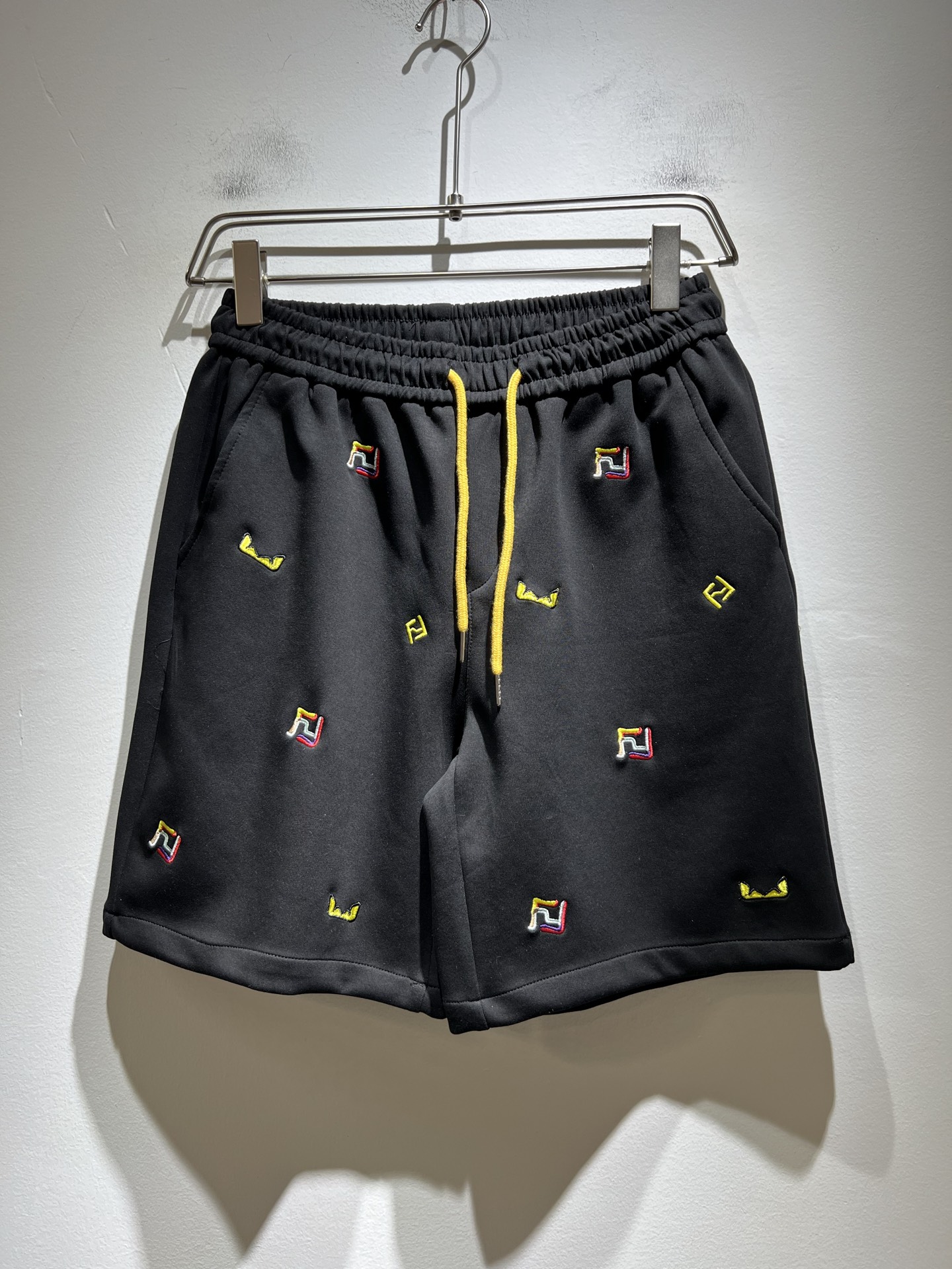 NO:440927,FEN*DI 2025 spring and summer new classic casual versatile drawstring casual shorts, trading company channel orders, FD versatile casual pants, trendy design among big brands, original exclusive pure cotton material for customer supply!  It has a wide feeling and will not soften and have a texture!  The wiring is neat and delicate, custom drawstrings at the waist, and panoramic logo embroidery design!  It is the most fashionable to wear any top, the first choice for autumn and winter wardrobe, and one of the must-have brands in fashion trendsetter wardrobe!  Very brand recognition!  And the creation of bright devil eyes is very eye-catching!  The drawstring design is very user-friendly, and the overall versatile and beautiful!  Size M-4XL, fendi, shorts, alexander wang19860909FEN*DI芬*迪 2025春夏新款经典休闲百搭抽绳休闲短裤,贸易公司渠道订单,FD百搭休闲裤,大牌中的潮流设计,客供原版专属纯棉材质！自带挺阔感不会软塌有质感！走线工整细腻,腰部定制抽绳,全景logo刺绣设计！随意搭任何上衣都是最时尚的存在,秋冬衣橱首选单品,时尚弄潮儿衣柜中必备品牌之一！非常具有品牌辨识度！且亮色恶魔眼的打造,十足吸睛！抽绳的设计非常人性化,整体百搭又好看！尺码M-4XL,,fendi,shorts,alexander wang,Men's clothing