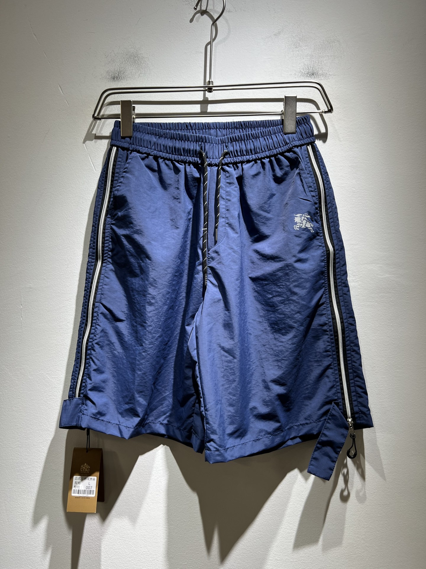 NO:440920,BURBER*Y Ba*li 2025 spring and summer new casual versatile men and women's same casual shorts!  Trading companies have sparse channels and are released on the official website at the same time!  Logo logo pattern printing design!  This T-shirt is made of imported polyester fiber material. The materials used by B are still unscrupulous. It is very suitable for wearing in summer. It is skin-friendly and breathable, giving you the most comfortable and comfortable wearing experience!  Very textured and breathable, with a loose basic style cut, perfect for daily casual wear, so hurry up and buy it!  Size M-4XL, Burberry, shorts, tees, t-shirt, alexander wang19860909BURBER*Y巴*莉 2025春夏新款休闲百搭男女同款休闲短裤！贸易公司渠道稀出,同步官网发售！标识logo图案印花设计！此款T恤衫甄选客供进口聚酯纤维材质制作而成,B家的用料上依然是无法挑剔的,非常适合夏日里穿着,亲肤透气、给你最极致舒爽的穿着体验！ 非常有质感透气,基础宽松版型裁剪,日常休闲着穿的完美之选,还不赶紧入手！尺码M-4XL,,burberry,shorts,tees，t-shirt,alexander wang,Men's clothing