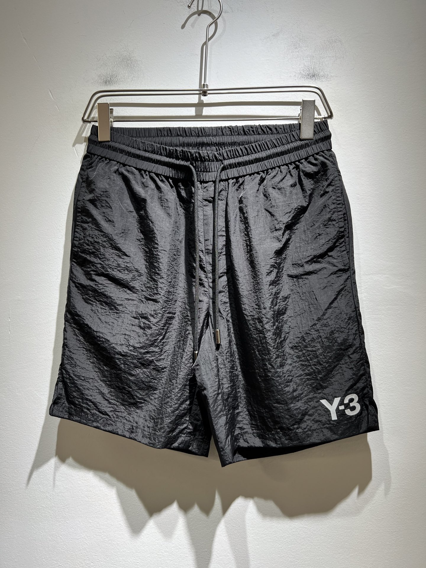 NO:440932,Y-3 2025 spring and summer new styles for men and women, casual sports shorts for men and women, and the same style for men and women!  Pants leg logo glue press design!  Fashionable sports and casual shorts!  The fabric is made of imported polyester cotton!  Made of exclusive polyester fiber fabric, the fabric feels solid, warm, soft and soft, and it is very skin-friendly and comfortable to wear. It is the first choice for shorts in summer!  Manman brand logo products!  Integrate the avant-garde street atmosphere into this item, exuding a sense of vitality and youthful fashion!  Casual short pants cut out, easy to control for both men and women!  Recommended treasures that are hard to come by, don’t miss them if you like them!  Size M-3XL, shorts, alexander wang19860909Y-3 2025春夏新款男女同款休闲运动短裤,男女同款！裤腿logo压胶设计！时尚运动休闲短裤！面料采用进口聚酯棉材质！专属聚酯纤维面料制作而成,面料手感瓷实温厚软糯,贴身穿着非常的亲肤舒适,夏天里的短裤首选！满满品牌标志产品！将前卫的街头气息融入进这款单品之中,散发着满满的活力与青春时尚感！休闲的短款裤装版型裁剪,无论男女皆可轻松驾驭！可遇不可求的宝藏好物推荐,喜欢的千万不要错过！尺码M-3XL,,shorts,alexander wang,Men's clothing