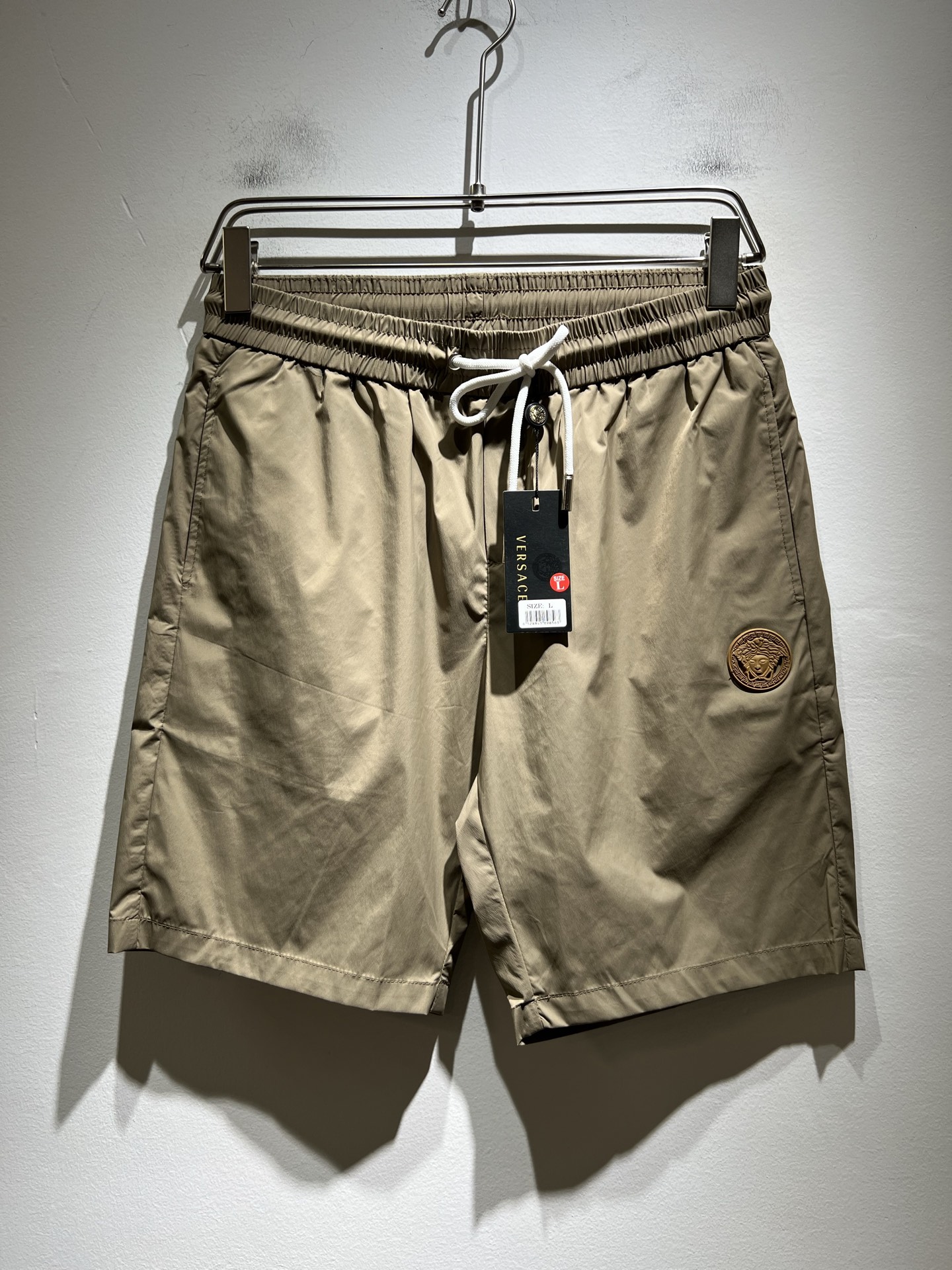 NO:440915,Versa*e Fan*zhe's new spring and summer 2025 men and women's same casual shorts, trendy light luxury new products are available, original single replica product, high-end quality, the highest version in the market, Milan fashion designer model, sneak peek, exclusive in stock!  Pants legs logo badge design!  Customer-supplied original exclusive polyester fiber fabric!  The atmospheric and boutique printing technology has excellent upper body effect, and the comfortable and close body showcases temperament!  Code number M-4XL, versace, shorts, alexander wang19860909Versa*e 范*哲2025春夏新款男女同款休闲短裤,潮流轻奢新品登场 原单复刻产物 高端品质 市场最高版本 米兰时装设计师款 先睹为快,独家现货发售！裤腿logo徽章设计！客供原版专属聚酯纤维面料！大气精品印花工艺,上身效果超赞,舒适贴身彰显气气质！码数M-4XL,,versace,shorts,alexander wang,Men's clothing