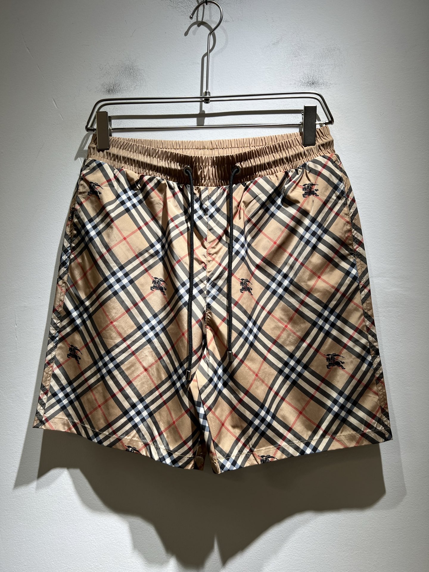 NO:440946,BURBER*Y Ba*li 2025 spring and summer new casual versatile men and women's same casual shorts!  Trading companies have sparse channels and are released on the official website at the same time!  Plaid logo pattern design!  This T-shirt is made of imported polyester fiber material. The materials used by B are still unscrupulous. It is very suitable for wearing in summer. It is skin-friendly and breathable, giving you the most comfortable and comfortable wearing experience!  Very textured and breathable, with a loose basic style cut, perfect for daily casual wear, so hurry up and buy it!  Size M-3XL, Burberry, shorts, tees, t-shirt, alexander wang19860909BURBER*Y巴*莉 2025春夏新款休闲百搭男女同款休闲短裤！贸易公司渠道稀出,同步官网发售！格子标识图案设计！此款T恤衫甄选客供进口聚酯纤维材质制作而成,B家的用料上依然是无法挑剔的,非常适合夏日里穿着,亲肤透气、给你最极致舒爽的穿着体验！ 非常有质感透气,基础宽松版型裁剪,日常休闲着穿的完美之选,还不赶紧入手！尺码M-3XL,,burberry,shorts,tees，t-shirt,alexander wang,Men's clothing