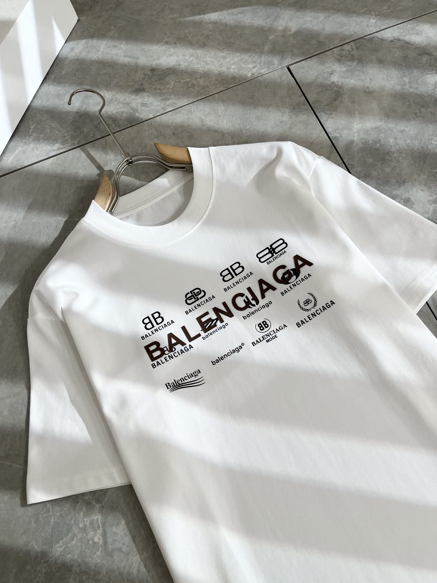    BALENCI*GA巴黎*家 2025春夏新款男女同款👫短袖T恤！走秀图案印花时尚休闲短袖T恤衫！