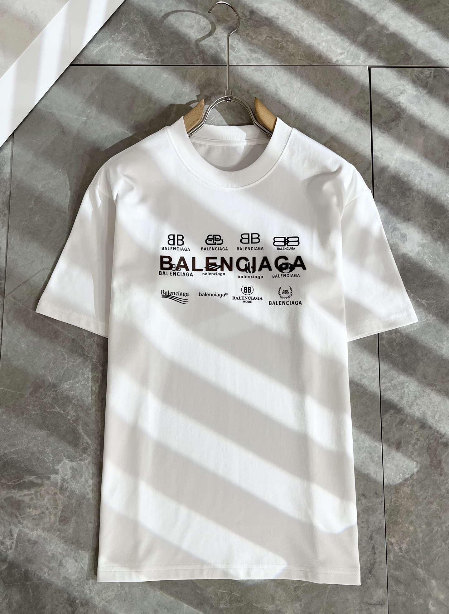    BALENCI*GA巴黎*家 2025春夏新款男女同款👫短袖T恤！走秀图案印花时尚休闲短袖T恤衫！