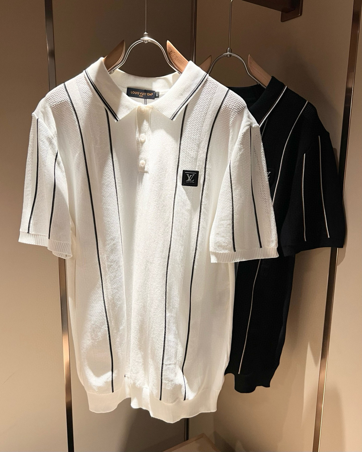 NO:445098,Louis Vuit*on Spring and summer Louis family light luxury lapel knit short sleeves!  The new high-end Louis family has always been so flawless in detail, and creative designs are endless. Letter logo badge pattern design!  It is something that everyone loves. It is made of top-quality ice silk blend, super soft and tough, and has excellent breathability. It comes from world-class trade-level OEM channels, with extremely rare quantity and no help after selling out. The three-dimensional logo presents an extraordinary texture, clean and neat. This is the special skill of the Louis family and the latest craftsmanship this quarter. The degree of meticulousness has reached the top, and the slim three-dimensional tailoring design is a unique combination of luxury and fashion!  Size M-4XL, louis vuitton,louis vuitton,t-shirt,alexander wang19860909Louis Vuit*on 春夏路易家族轻奢翻领针织短袖！路易家族的新高端,细节品质永远的那么完美无瑕,创意设计层出不穷.字母logo徽章图案设计！实属人见人爱的东西.顶级冰丝混纺打造,超级柔软且具有韧性,透气感也是绝佳.来自世界级贸易级别的代工厂渠道,数量极其稀少售完无补.立体Logo呈现不一般的质感,干净俐落.这是路易家族的看家绝活也是本季度的最新工艺.细致化程度已经达到顶端了,修身立体剪裁的版型设计堪称一绝.属于奢华与时尚的融合！尺码M-4XL,,louis vuitton,louis vuitton,T-shirt,alexander wang,Men's clothing