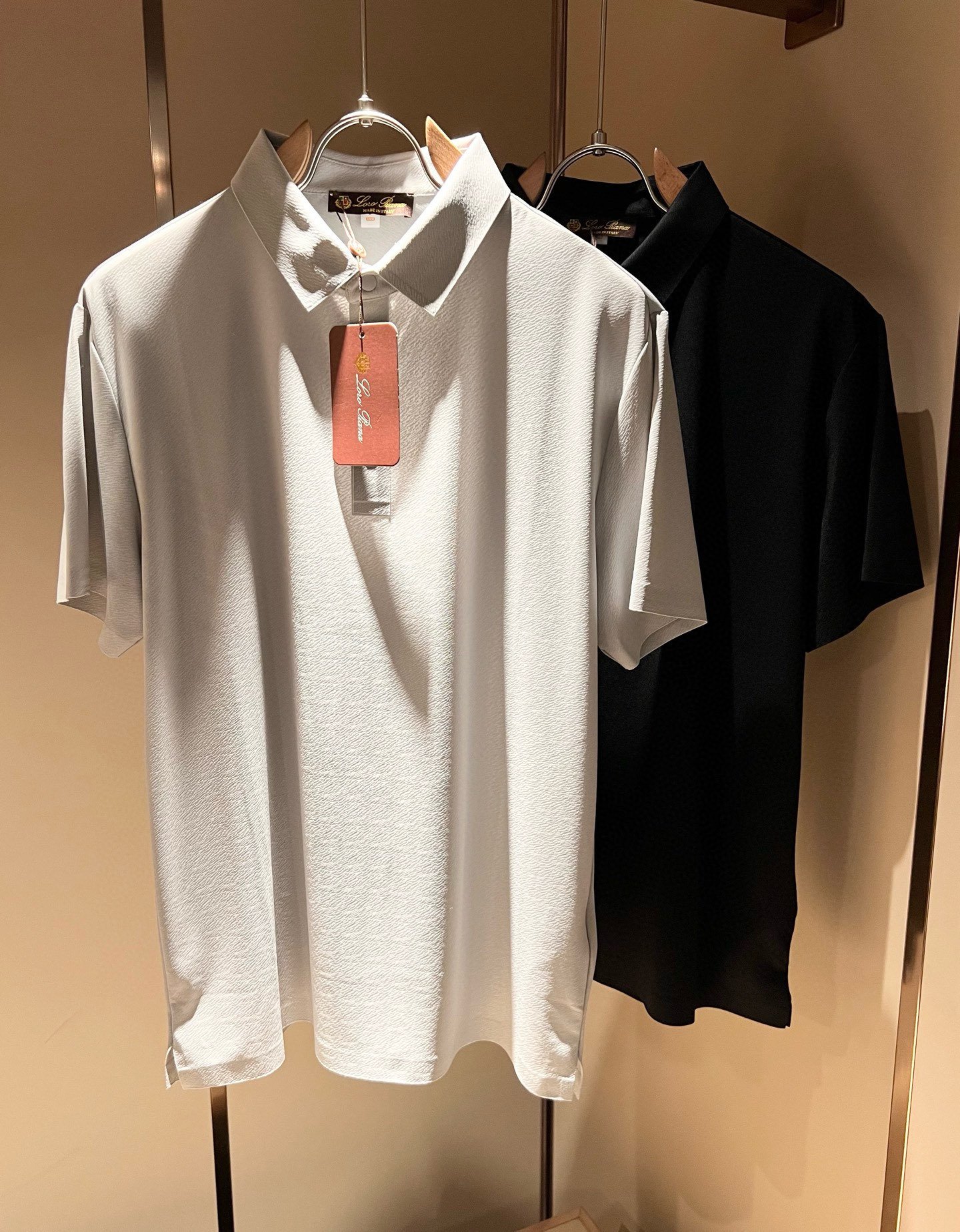 NO:442907,Loro Piana Nuoyou Pianya The latest trade order Polo shirt for men in spring and summer 2025, full quality!  !  The upper body is comfortable and breathable, not stiff, and the overall three-dimensional feeling is rich. Quality export orders, customized exclusive elastic spandex fabric tailoring to meet the simple needs of commuters for dress. The upper body is very effective, it looks slim and not picky about the figure. The fabric workmanship... Improper, only good craftsmanship can make you feel good and tasteful, a must-have item for everyone!  Size M-3XL, loro piana, alexander wang19860909Loro Piana诺悠翩雅 2025春夏男士最新的贸易订单Polo衫,全品相！！上身舒适透气,不僵硬,整体有着丰富的立体感,品质出口订单,定制专属弹力氨纶面料剪裁,满足通勤人们对于着装的简约需求,上身效果很好,显瘦,不挑剔身材.面料做工....无可挑剔,好工艺好面料才能穿出好品味一款,人手必备单品！尺码M-3XL,,loro piana,alexander wang,Men's clothing