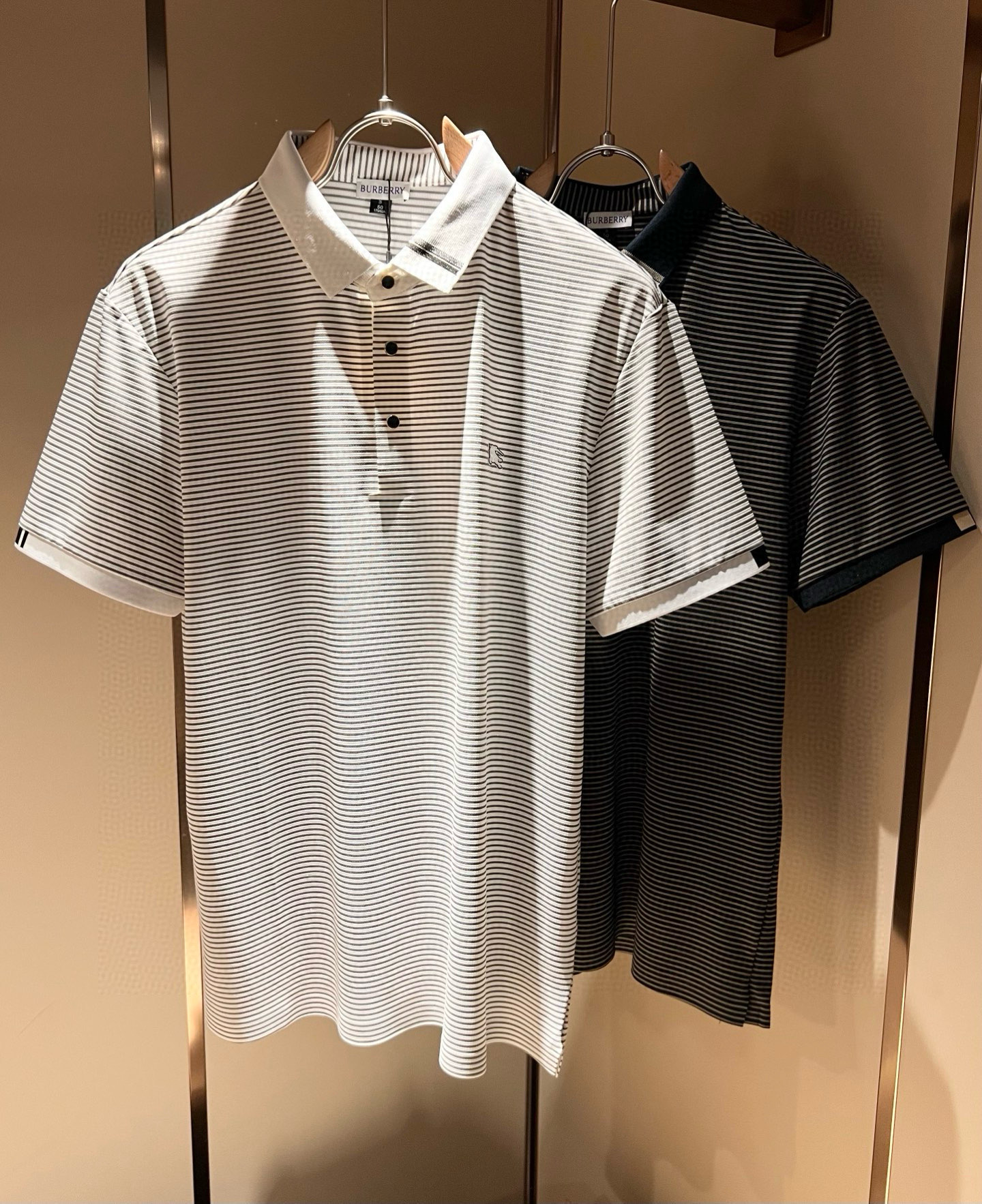 NO:442942,ThomBrow*e Tom*Long ~ New products for spring and summer 2025!  It is available on the official website at the same time. It is a casual classic lapel short-sleeved Polo shirt with unique design charm, very high-end, simple and not simple, and a new model of ready-to-wear!  The fabric is selected with unique elastic spandex fabric, which feels smooth and soft, has texture, and has a strong sense of verticality. The upper body is smooth and not tight, and the feeling of stuffiness caused by direct ultraviolet rays. The chest design logo pattern logo pressing design!  The style is harmonious and unified, with the ultimate craftsmanship level. The side is very unique and tailored, very flavorful, delicate and comfortable to wear, showing sports vitality and exquisite details. The classic and perfect layout design shows fashion vitality in daily leisure life. Improve men's charm and style and achieve high-end models. Size M-3XL, T-shirt, alexander wang19860909ThomBrow*e汤姆*朗 ~2025春夏新品！官网同步有售,休闲经典翻领短袖Polo衫,独特设计魅力,非常高端,简约不简单,成衣新典范！面料精选独特弹力氨纶面料,手感光滑柔软,有质感,有很强的垂直感,上身爽滑不紧绷,紫外线直射造成的闷热感,胸前设计标识图案logo压胶设计！风格和谐统一,极致工艺水平.侧面非常独特裁剪设计风格,非常有味道,精致细腻,好穿舒适,展现运动活力,细节考究.经典完美版型设计,日常休闲生活中展现时尚活力.提升男士魅力格调,成就高端典范.尺码M-3XL,,T-shirt,alexander wang,Men's clothing