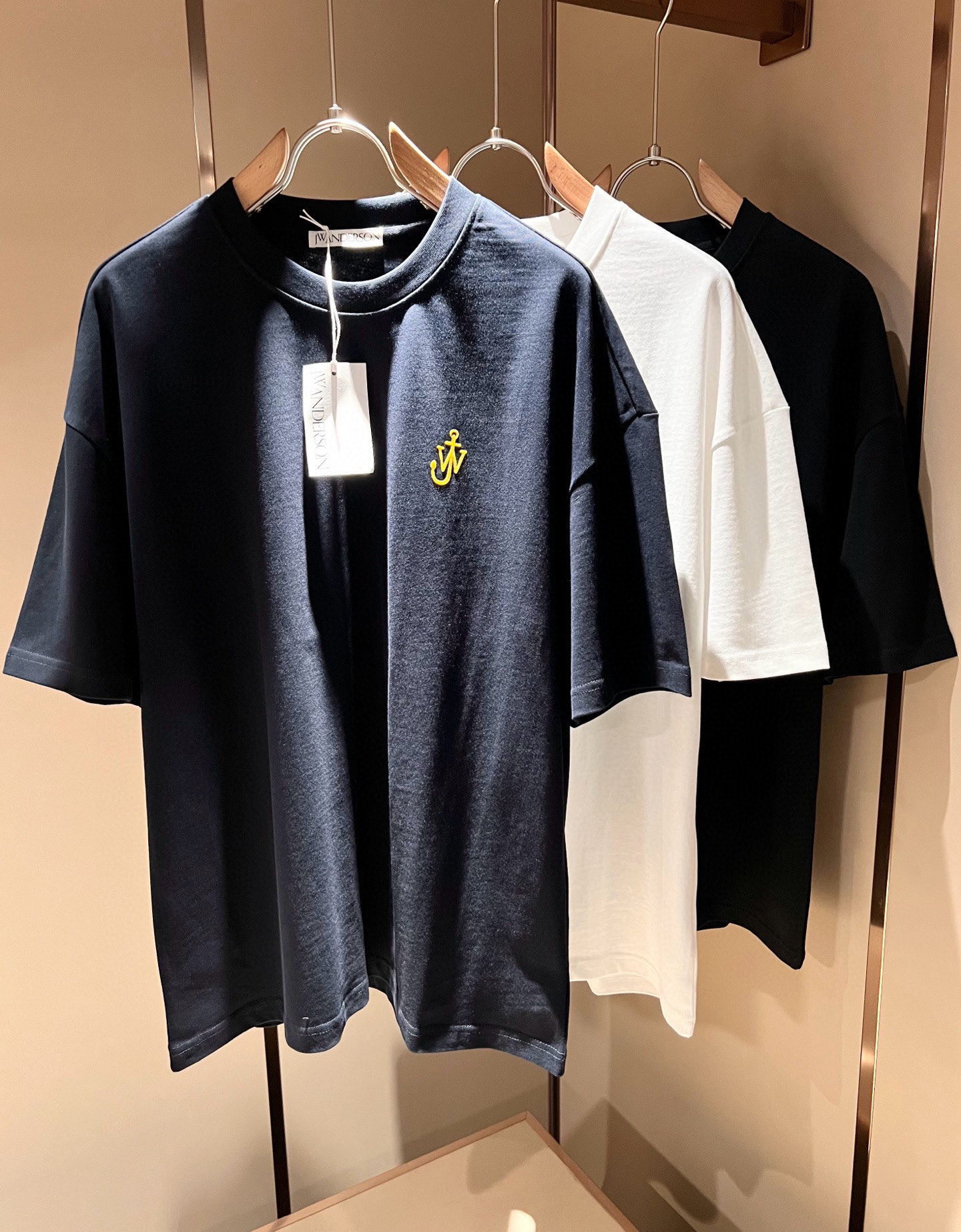 NO:442913,JWA2025 spring and summer new short-sleeved T-shirt for men and women, and the counter is available at the same time!  Customized exclusive wash water pure cotton fabric, customized original craft thread, and garment design logo velvet design!  Perfectly integrated with fashion and style, a top-notch fashionable style that perfectly suits the outside wear!  The overall feeling is natural!  The ultimate classic versatile short-sleeved T-shirt, the ultimate heavy industry and the ultimate perfection!  Fans who pursue high quality are please buy them by themselves, and all fans who know the goods are invited to appreciate this model together!  Size S-2XL, T-shirt,tees,t-shirt,alexander wang19860909JWA2025春夏新款男女同款短袖T恤,专柜同步发售！定制专属洗水纯棉面料,定制原版工艺螺纹,衣身设计标识logo压绒设计！完美融入时尚还有风情感一款完美符合外穿的顶尖时髦气质款！整体给人浑然天成的感觉！极致经典的百搭型短袖T恤,极致的重工极致的完美！追求高品质的粉丝们请自行抢购,诚邀所有识货的粉丝一同鉴赏此款！尺码S-2XL,,T-shirt,tees，t-shirt,alexander wang,Men's clothing