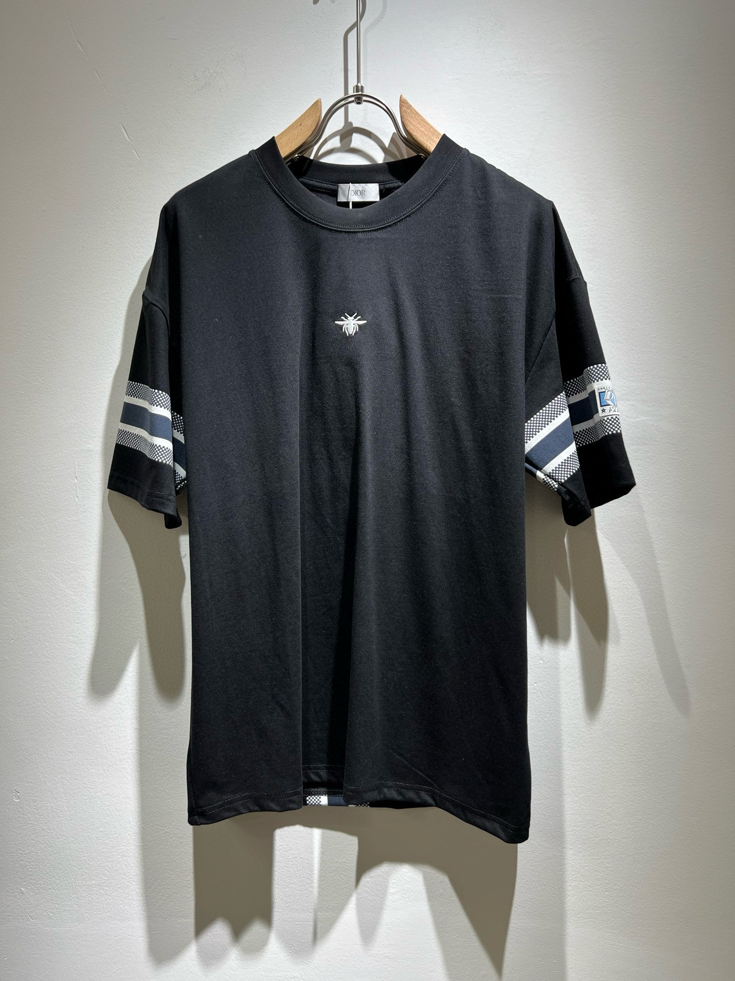 NO:445127,Dio*Dijia Spring and summer new short-sleeved T-shirts for men and women, and are available simultaneously for counters!  Customized exclusive 260g pure cotton fabric, customized original craft threads, front and rear logo pattern embroidery craft design!  Simple and generous, calm and versatile, extremely high-end, perfectly integrated with fashion and style, a top fashionable style that perfectly suits the outside wear!  The overall feeling is natural!  The ultimate classic versatile short-sleeved T-shirt, the ultimate heavy industry and the ultimate perfection!  Fans who pursue high quality are please buy them by themselves, and all fans who know the goods are invited to appreciate this model together!  !  Color black white Size M-3XL,,dior,dior,T-shirt,tees,t-shirt,alexander wang19860909Dio*迪家 春夏新款男女同款短袖T恤,专柜同步发售！定制专属260克纯棉面料,定制原版工艺螺纹,前后logo图案刺绣工艺设计！简约大方,从容百搭,档次极高,完美融入时尚还有风情感一款完美符合外穿的顶尖时髦气质款！整体给人浑然天成的感觉！极致经典的百搭型短袖T恤,极致的重工极致的完美！追求高品质的粉丝们请自行抢购,诚邀所有识货的粉丝一同鉴赏此款！！颜色黑色 白色 尺码M-3XL,,dior,dior,T-shirt,tees，t-shirt,alexander wang,Men's clothing